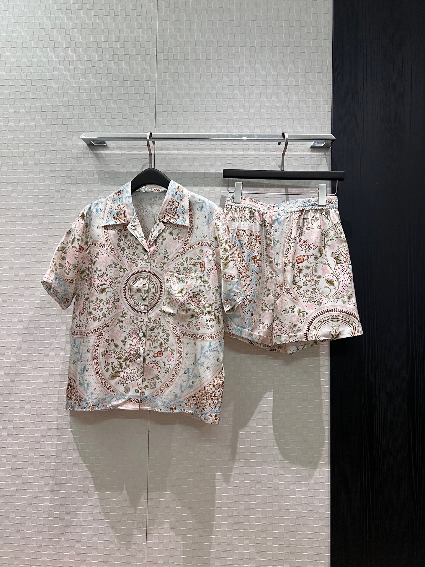 NO:887147,Shirt Shorts New retro positioning printed silk twill short-sleeved shirt Elastic waist Silk shorts rolled trouser legs Pockets on both sides Lazy vacation, age-reducing temperament Can be worn as a set or separately S-XL, shorts, T-shirt, real silk,19860909衬衣 短裤 新款复古定位印花真丝斜纹短袖衬衣松紧腰真丝短裤卷边裤腿 两侧有口袋 慵懒度假 气质减龄 可一套或分开搭 S-XL,,shorts,T-shirt,real silk,,Women's clothing
