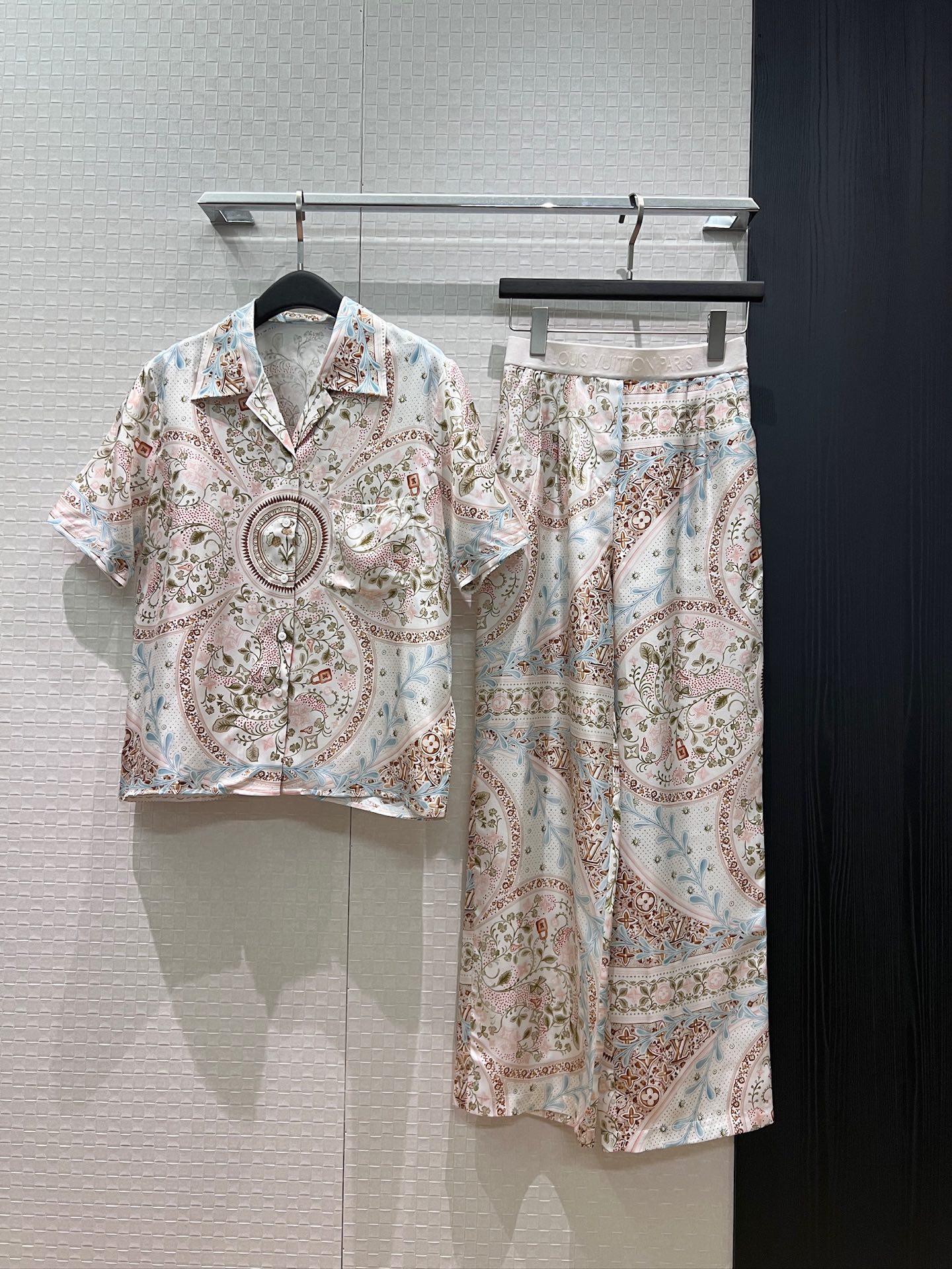 NO:887161,Shirts, pants, new retro positioning printed silk twill short-sleeved shirt, positioning floral silk wide-leg pants, fashionable and versatile, lazy temperament, jacquard logo elastic waistband decoration, can be worn as a set or separately S-XL,, T-shirt, real silk,19860909衬衣 裤子 新款复古定位印花真丝斜纹短袖衬衣定位花真丝阔腿裤时尚百搭 气质慵懒 提花logo松紧腰带装饰 可一套或分开搭 S-XL,,T-shirt,real silk,,Women's clothing