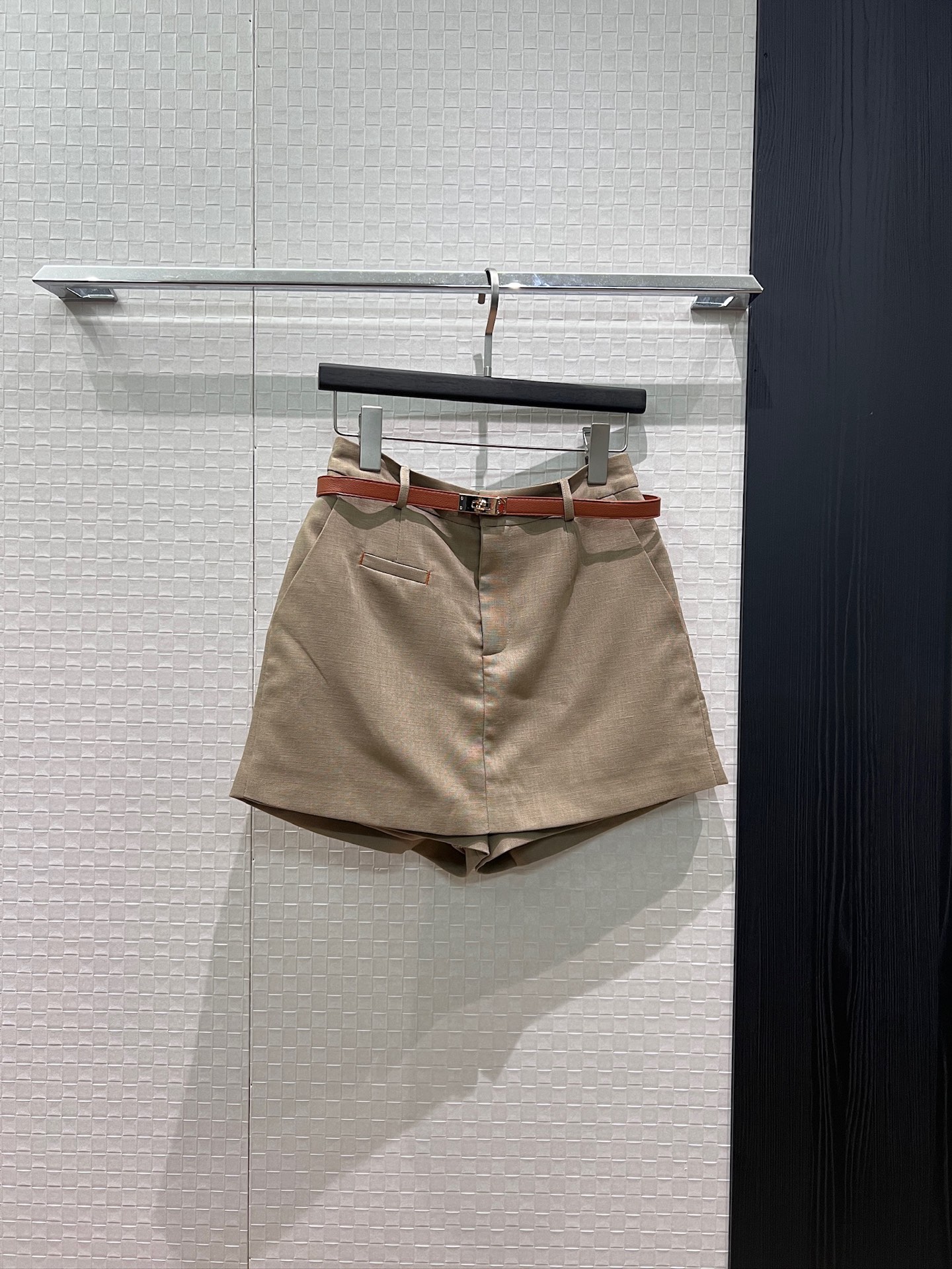 NO:887112,New fake two-piece design, lock belt, skirt splicing, shorts and culottes, casual and fashionable, not picky for commuting, must-have college style for age reduction, versatile, black, khaki, white, S-XL,,skirts,shorts,19860909新款假两件设计 锁扣腰带 裙摆拼接短裤裙裤休闲时尚 通勤不挑人 减龄必备学院风 百搭 黑色卡其白色 S-XL,,skirts,shorts,,Women's clothing