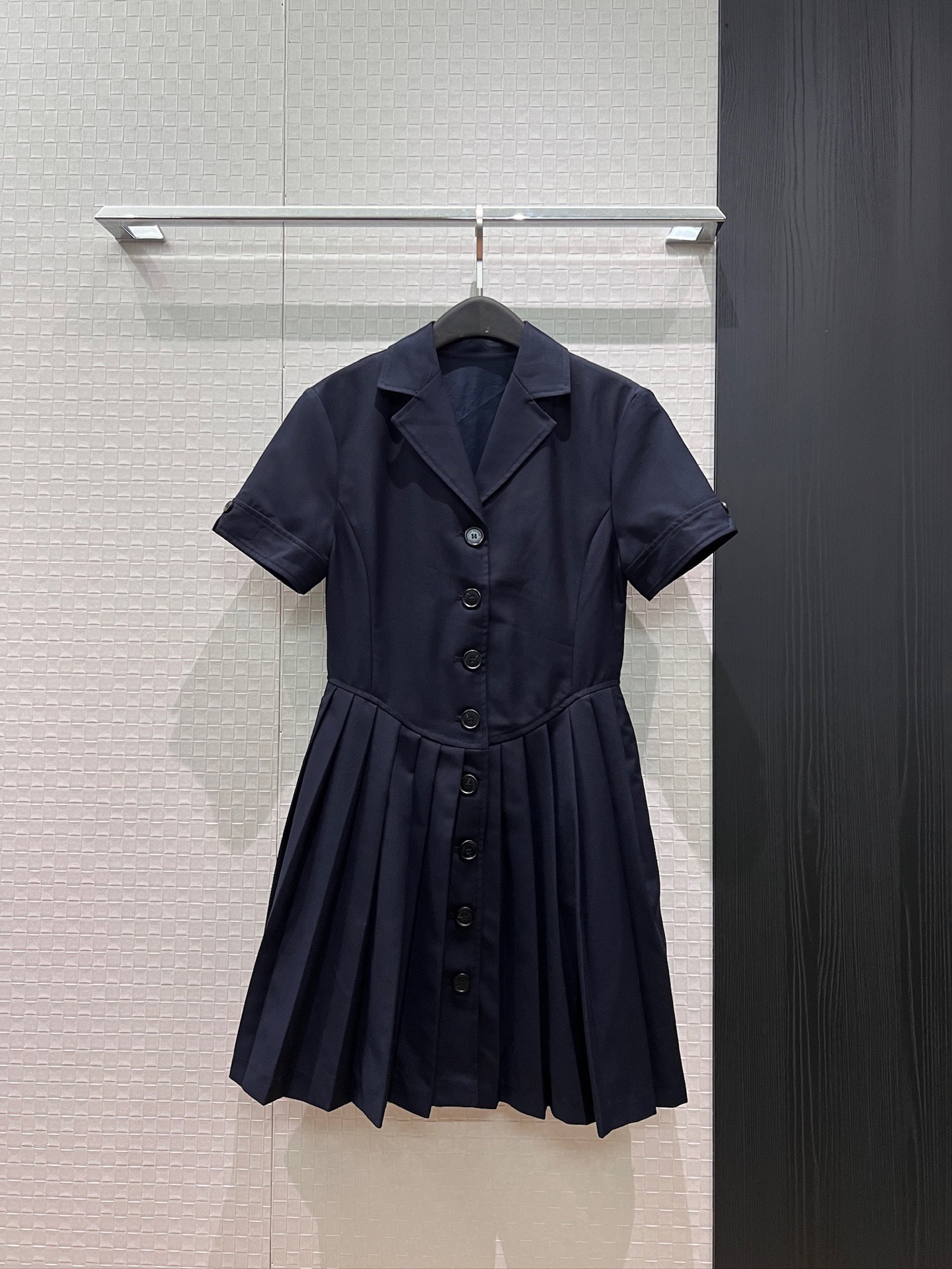 NO:887146,New arrival TB suit collar short-sleeved dress, spliced ​​pleated skirt, classic red, white and blue webbing to adjust the waist, slim fit with pockets on both sides, college style, fashionable temperament, essential for age reduction SML,,skirts,T-shirt,business suit,19860909新款来袭TB 西装领短袖连衣裙 拼接百褶裙摆经典红白蓝织带调节收腰 修身显瘦两侧有口袋 学院风 时尚气质 减龄必备 SML,,skirts,T-shirt,business suit,,Women's clothing