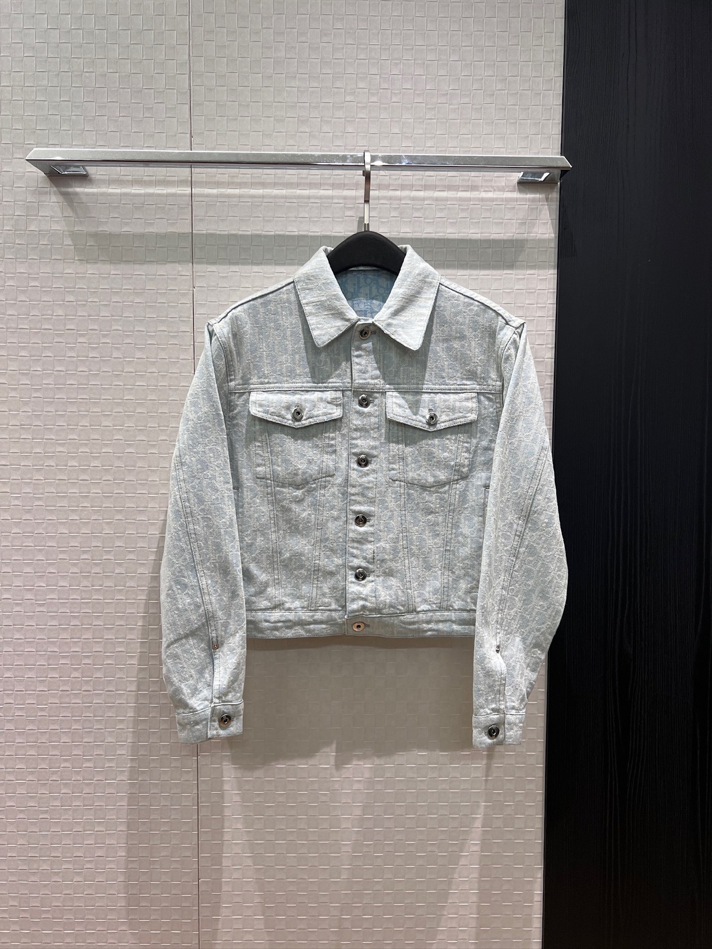 NO:888148,New classic light blue CD old pattern jacquard denim jacket jacquard washed denim fabric logo small leather label on the back hardware accessories mold opening fashion versatile S-XL,,jackets & coats,19860909新款经典浅蓝CD老花提花牛仔外套提花洗水牛仔面料 背后logo小皮标五金配件开模 时尚百搭 S-XL,,jackets & coats,,Women's clothing