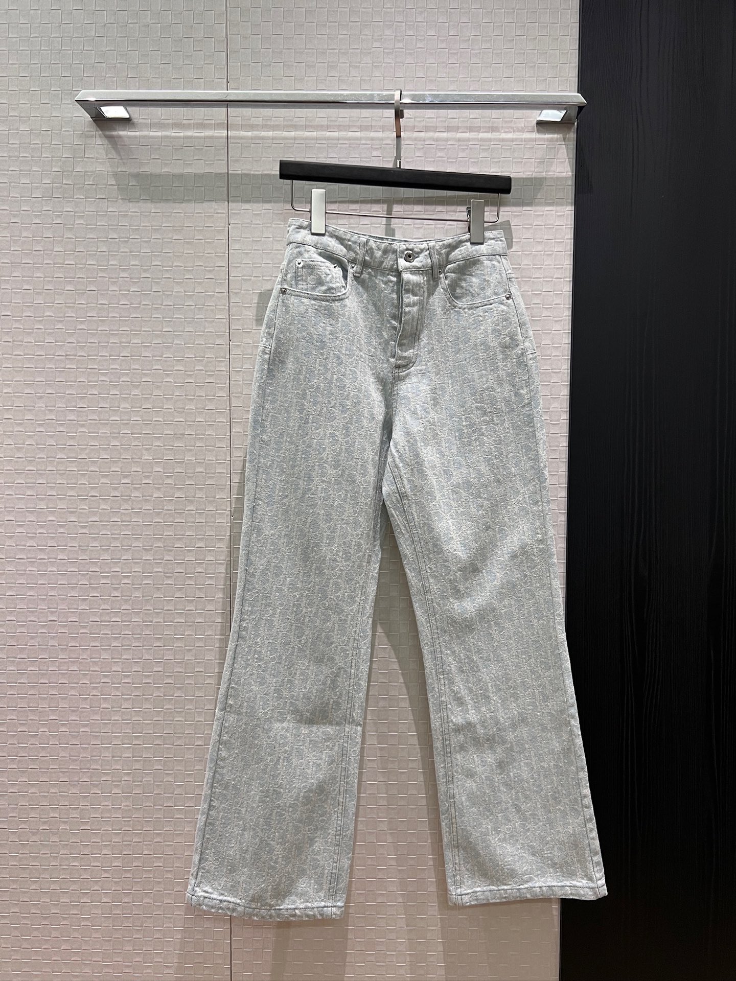NO:888073,New classic CD old pattern jacquard jeans, straight leg jacquard washed denim fabric, light blue small leather logo logo, fashionable and slim, can be worn with the same style of jacket S-XL,,jeans,jackets & coats,19860909新款经典CD老花提花牛仔裤 直筒裤提花洗水牛仔面料 浅蓝色logo小皮标 时尚显瘦 可搭同款外套 S-XL,,jeans,jackets & coats,,Women's clothing