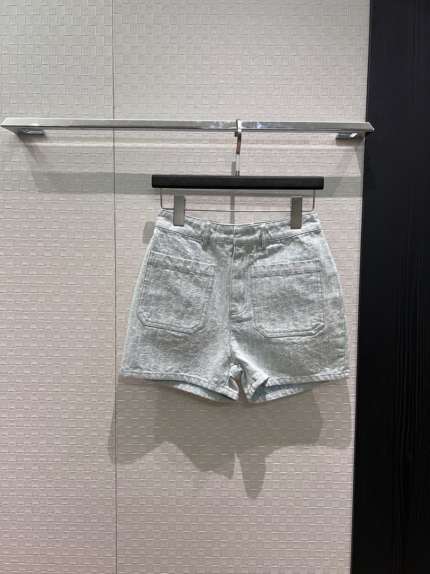 NO:888114,New classic CD old pattern jacquard denim shorts, square pocket jacquard washed denim fabric, light blue logo small leather label, fashionable and slim, can be worn with the same style of jacket S-XL,,shorts,jackets & coats,19860909新款经典CD老花提花牛仔短裤 方口袋提花洗水牛仔面料 浅蓝色logo小皮标 时尚显瘦 可搭同款外套 S-XL,,shorts,jackets & coats,,Women's clothing