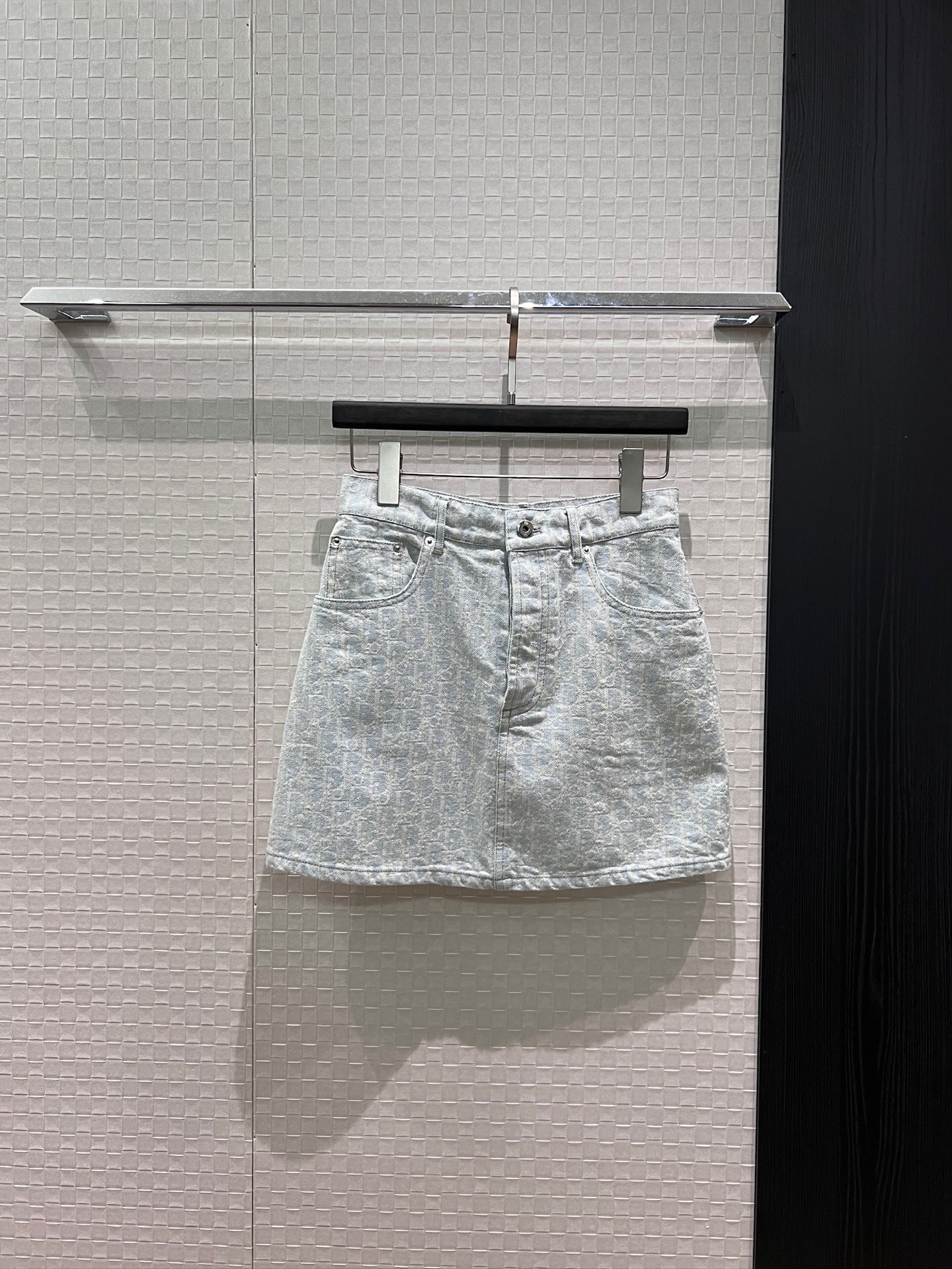 NO:888092,New classic CD old pattern jacquard denim skirt short skirt jacquard washed denim fabric light blue logo small leather label fashion slimming can be matched with the same style jacket S-XL,,skirts,jackets & coats,19860909新款经典CD老花提花牛仔半裙短裙提花洗水牛仔面料 浅蓝色logo小皮标 时尚显瘦 可搭同款外套 S-XL,,skirts,jackets & coats,,Women's clothing
