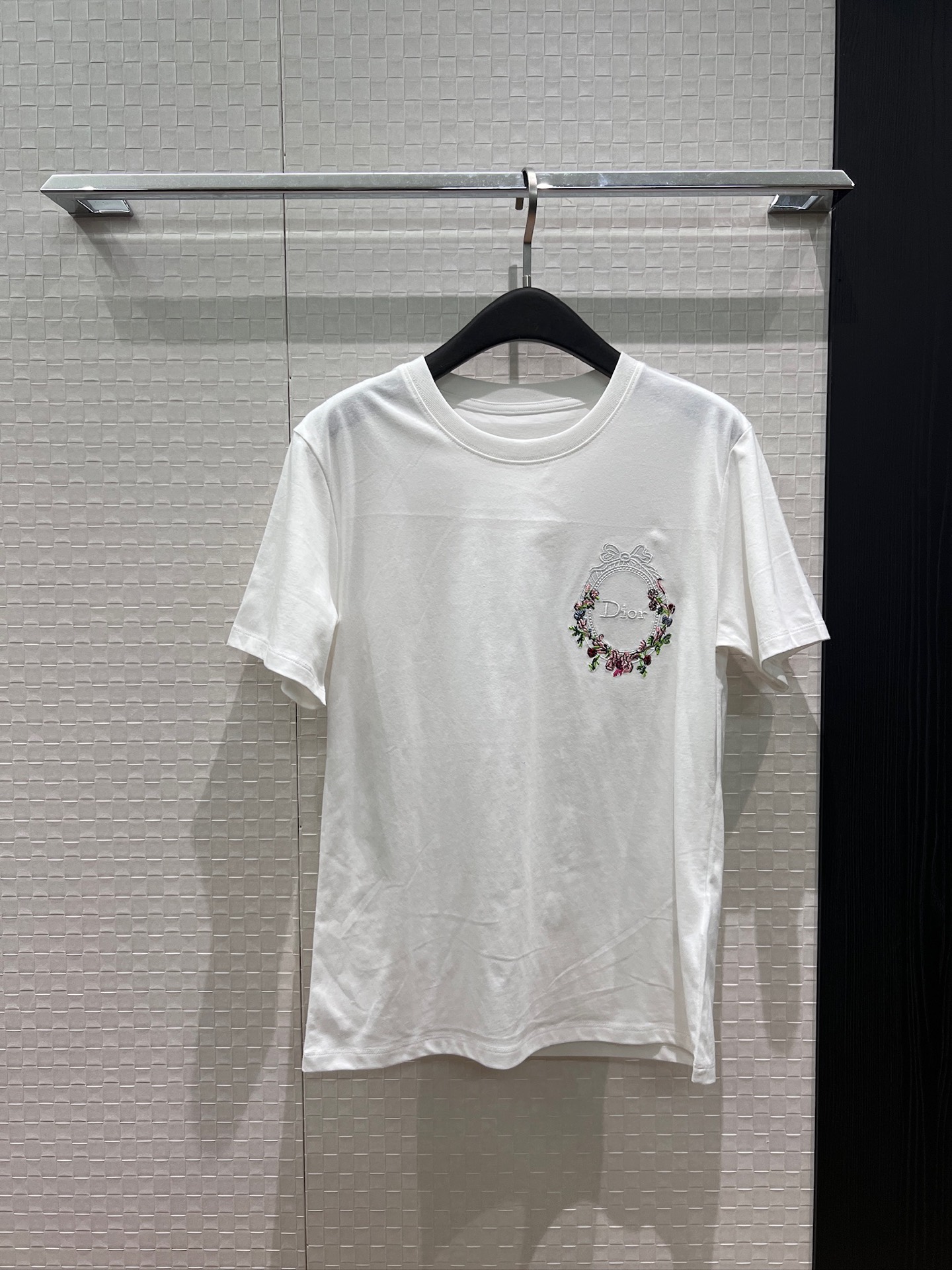 NO:888134,The new embroidered garland magic mirror logo letter decorated T-shirt is simple and casual, versatile for age reduction, SML,,tees,t-shirt,19860909新款刺绣花环魔镜logo字母装饰T恤简单休闲 减龄百搭 SML,,tees，t-shirt,,Women's clothing