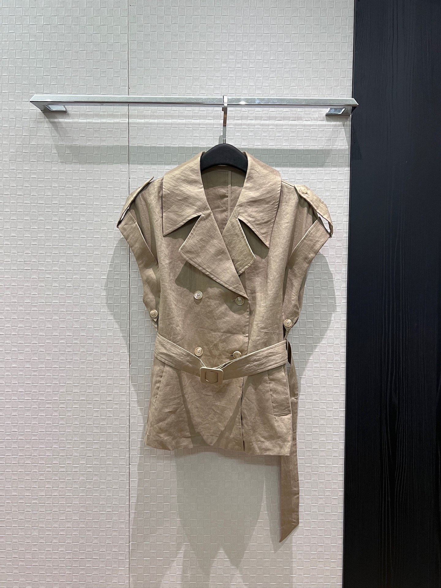 NO:888077,New epaulette decoration, curled dropped shoulders, double-breasted linen vest, CD bee embroidery, suit collar, belt to tighten waist, slimming and capable commuting, temperament to reduce age, khaki white, SML,,business suit,19860909新款肩章装饰 卷边落肩双排扣亚麻马甲cd小蜜蜂刺绣 西装领 系腰带收腰显瘦干练通勤 气质减龄 卡其白色 SML,,business suit,,Women's clothing