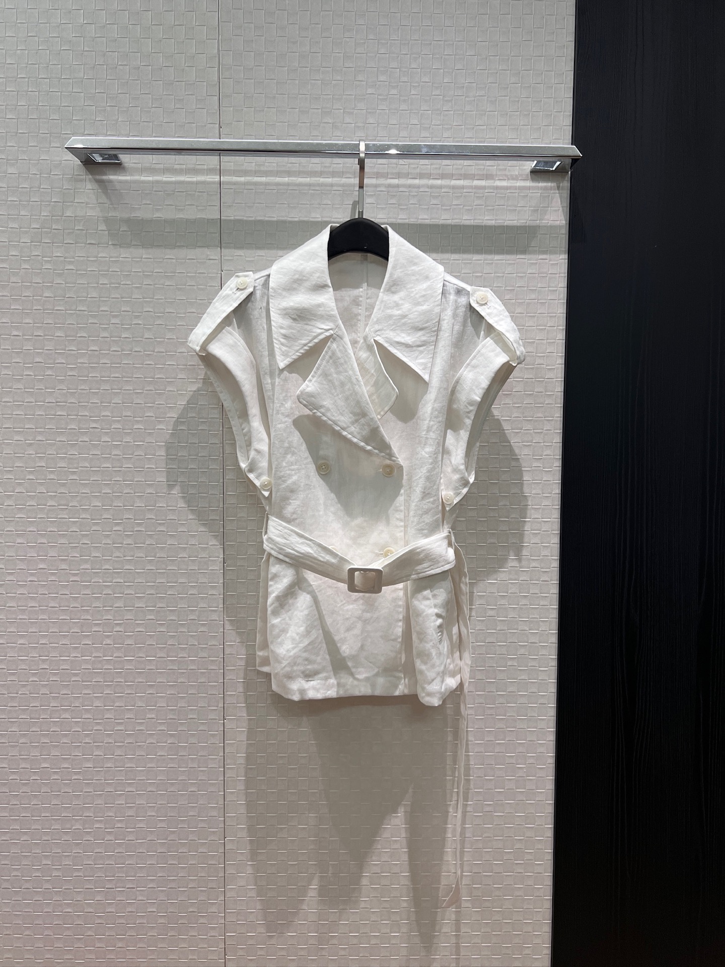 NO:888095,New epaulette decoration, curled dropped shoulders, double-breasted linen vest, CD bee embroidery, suit collar, belt to tighten waist, slimming and capable commuting, temperament to reduce age, khaki white, SML,,business suit,19860909新款肩章装饰 卷边落肩双排扣亚麻马甲cd小蜜蜂刺绣 西装领 系腰带收腰显瘦干练通勤 气质减龄 卡其白色 SML,,business suit,,Women's clothing