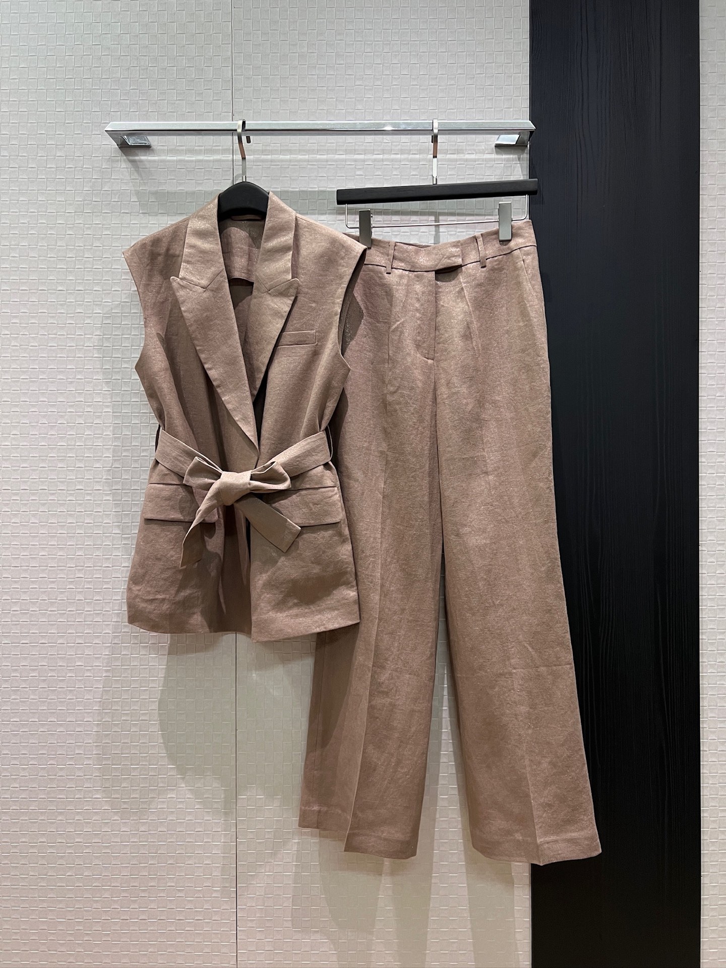 NO:888146,Vest and trousers, the new style is coming. BC glitter linen suit, vest and casual trousers. Belt to tighten the waist for decoration. Smart commuting. Must-have for old money style. SML,,business suit,19860909马甲 裤子 新款来袭BC闪粉亚麻西装马甲休闲西裤 系腰带收腰装饰干练通勤 老钱风必备 SML,,business suit,,Women's clothing
