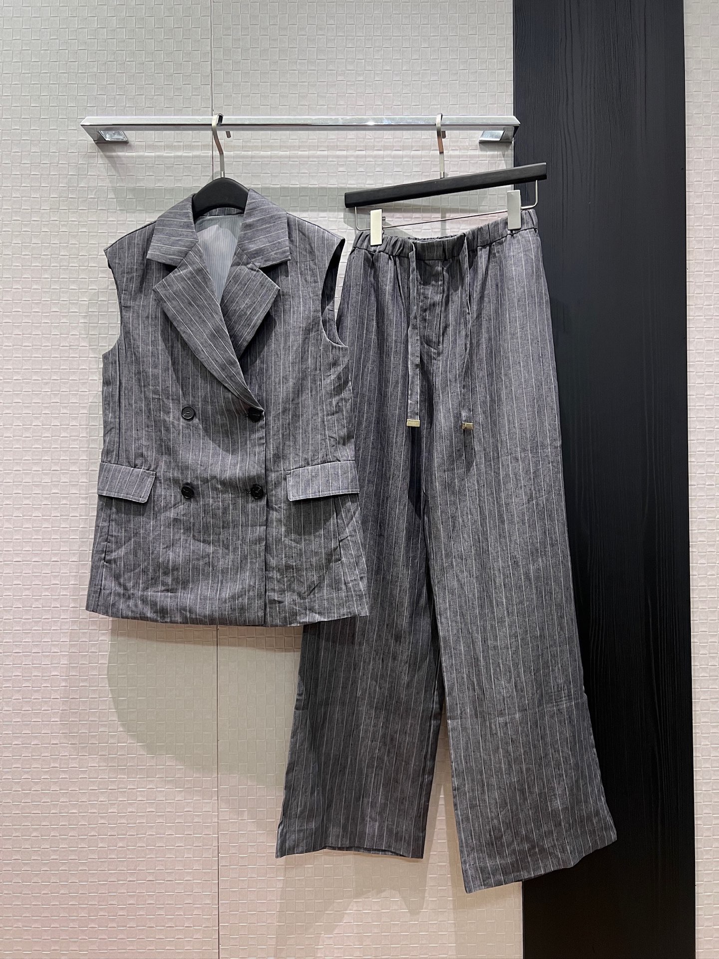NO:888166,Vest, pants, new arrival, high-end gray striped linen suit, vest, striped elastic waist, wide-leg trousers, drawstring lace decoration, double-breasted, loose and casual, smart commuting, old money style must-have SML,,business suit,19860909马甲 裤子 新款来袭高级灰条纹亚麻西装马甲条纹松紧腰阔腿裤 抽绳系带装饰双排扣 宽松休闲 干练通勤 老钱风必备 SML,,business suit,,Women's clothing
