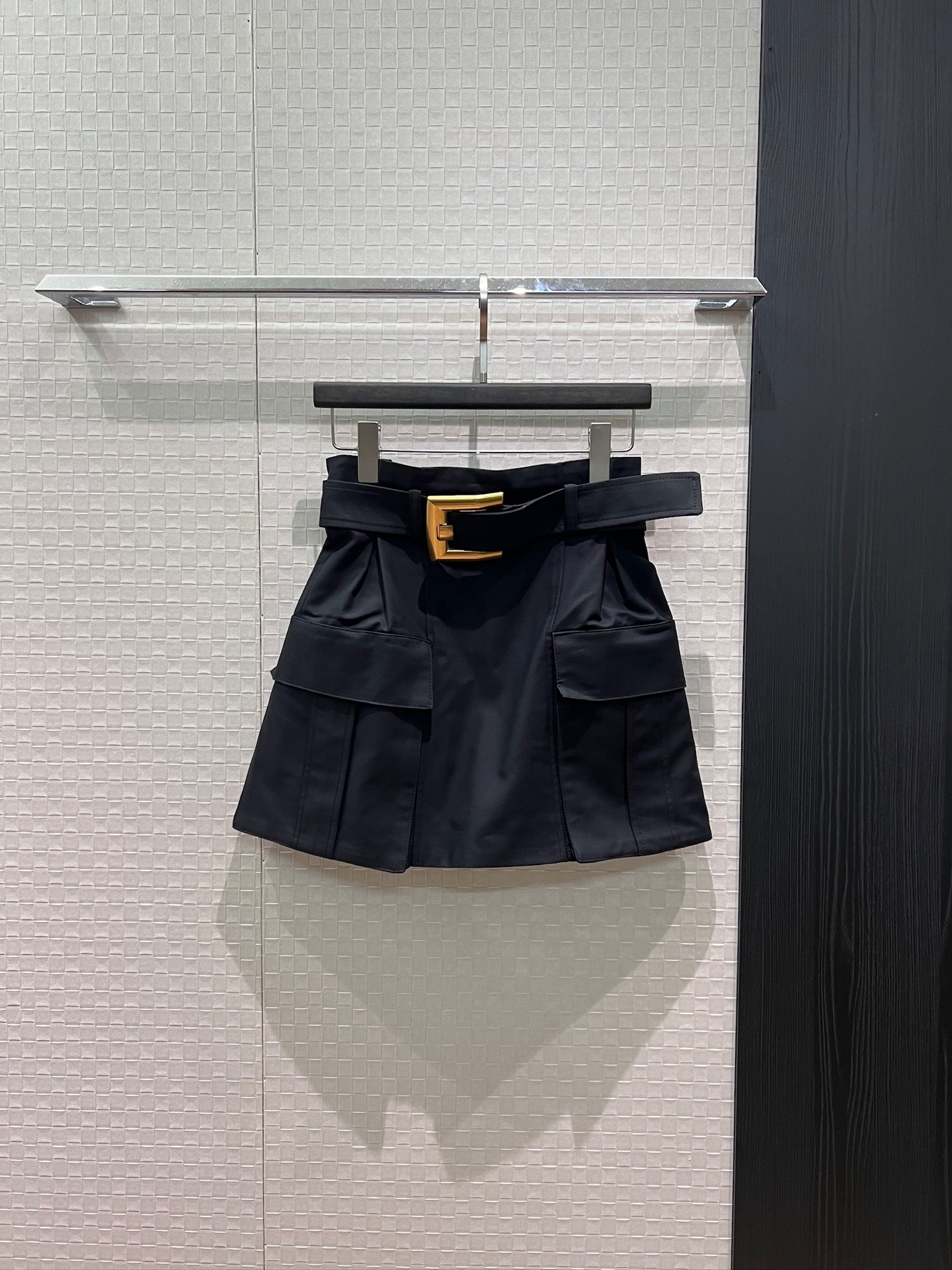 NO:888224,The new model recommended is the same style as Carina Lau. Large belt with gold buckle decoration. Pleated flower bud high waist skirt with large work pockets on both sides. Fashionable and versatile for commuting. Black khaki SML,,skirts,19860909新款推荐刘嘉玲同款 金扣大腰带装饰 收褶花苞高腰半裙两侧工装大口袋 时尚百搭通勤百搭 黑色卡其 SML,,skirts,,Women's clothing
