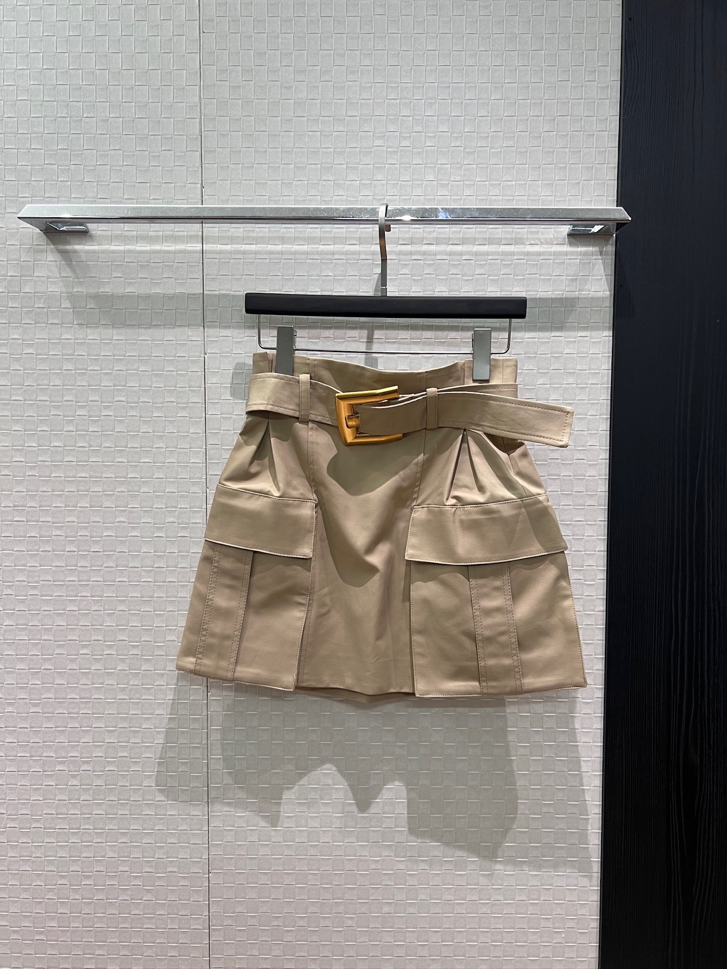 NO:888240,The new model recommended is the same style as Carina Lau. Large belt with gold buckle decoration. Pleated flower bud high waist skirt with large work pockets on both sides. Fashionable and versatile for commuting. Black khaki SML,,skirts,19860909新款推荐刘嘉玲同款 金扣大腰带装饰 收褶花苞高腰半裙两侧工装大口袋 时尚百搭通勤百搭 黑色卡其 SML,,skirts,,Women's clothing