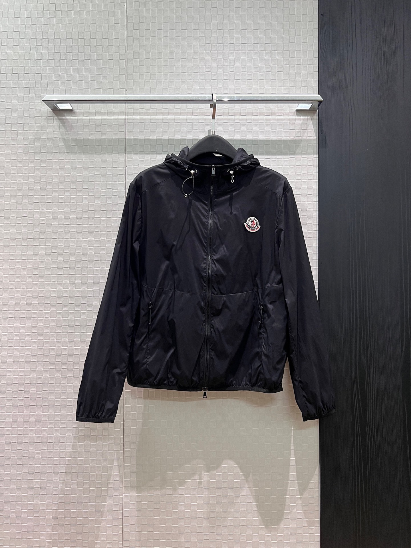NO:889218,New style hooded single-layer casual jacket, sun protection windbreaker, non-detachable hood, elasticated hem and cuffs, invisible pockets on both sides, classic logo on the chest, hardware accessories molding, versatile for sports, apricot mint green black 123,,Moncler,jackets & coats,hats,19860909新款蒙口连帽单层休闲外套防晒风衣帽子不可拆 下摆袖口弹力松紧 两侧隐形口袋胸前经典logo徽标 五金配件开模 运动百搭 杏色薄荷绿黑色 123,,Moncler,jackets & coats,hats,,Women's clothing