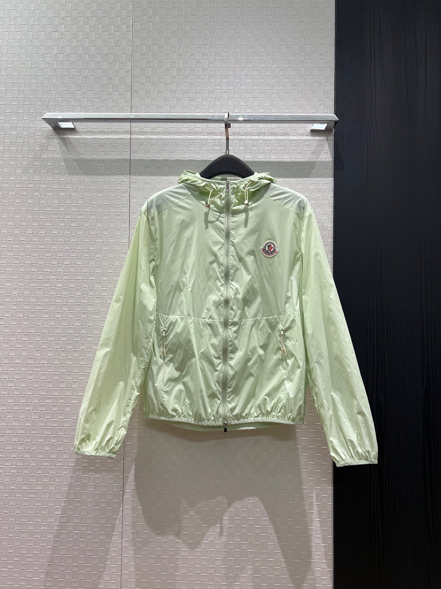 NO:889237,New style hooded single-layer casual jacket, sun protection windbreaker, non-detachable hood, elasticated hem and cuffs, invisible pockets on both sides, classic logo on the chest, hardware accessories molding, versatile for sports, apricot mint green black 123,,Moncler,jackets & coats,hats,19860909新款蒙口连帽单层休闲外套防晒风衣帽子不可拆 下摆袖口弹力松紧 两侧隐形口袋胸前经典logo徽标 五金配件开模 运动百搭 杏色薄荷绿黑色 123,,Moncler,jackets & coats,hats,,Women's clothing