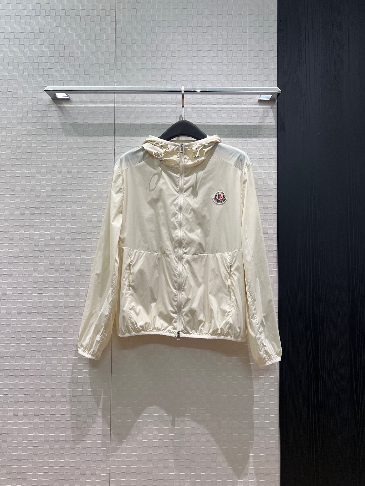 NO:889226,New style hooded single-layer casual jacket, sun protection windbreaker, non-detachable hood, elasticated hem and cuffs, invisible pockets on both sides, classic logo on the chest, hardware accessories molding, versatile for sports, apricot mint green black 123,,Moncler,jackets & coats,hats,19860909新款蒙口连帽单层休闲外套防晒风衣帽子不可拆 下摆袖口弹力松紧 两侧隐形口袋胸前经典logo徽标 五金配件开模 运动百搭 杏色薄荷绿黑色 123,,Moncler,jackets & coats,hats,,Women's clothing