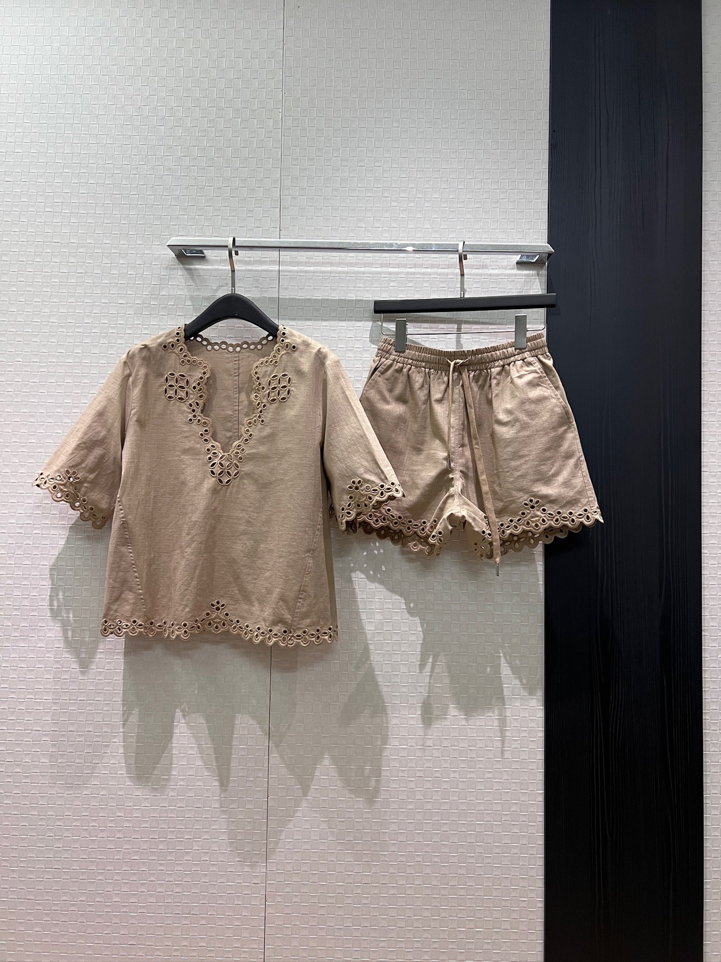 NO:889246,Tops Shorts New Heavy Embroidery Hollow V-neck Linen Top Embroidered Elastic Waist Shorts Vacation and Leisure Age-Reducing Versatile Khaki White SML,,shorts,19860909上衣 短裤 新款重工刺绣镂空V领亚麻上衣绣花松紧腰短裤 度假休闲 减龄百搭 卡其白色 SML,,shorts,,Women's clothing