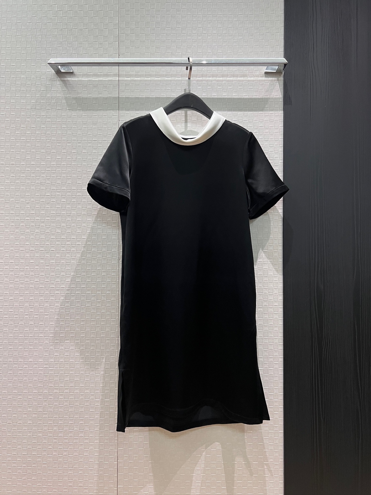 NO:889271,New minimalist contrast collar acetate satin short-sleeved dress. Simple straight fit with slit at the hem. Pockets on both sides. SML, skirts, T-shirt,19860909新款极简撞色领醋酸缎短袖连衣裙 简约直筒版型下摆开叉 两侧有口袋 气质减龄SML,,skirts,T-shirt,,Women's clothing