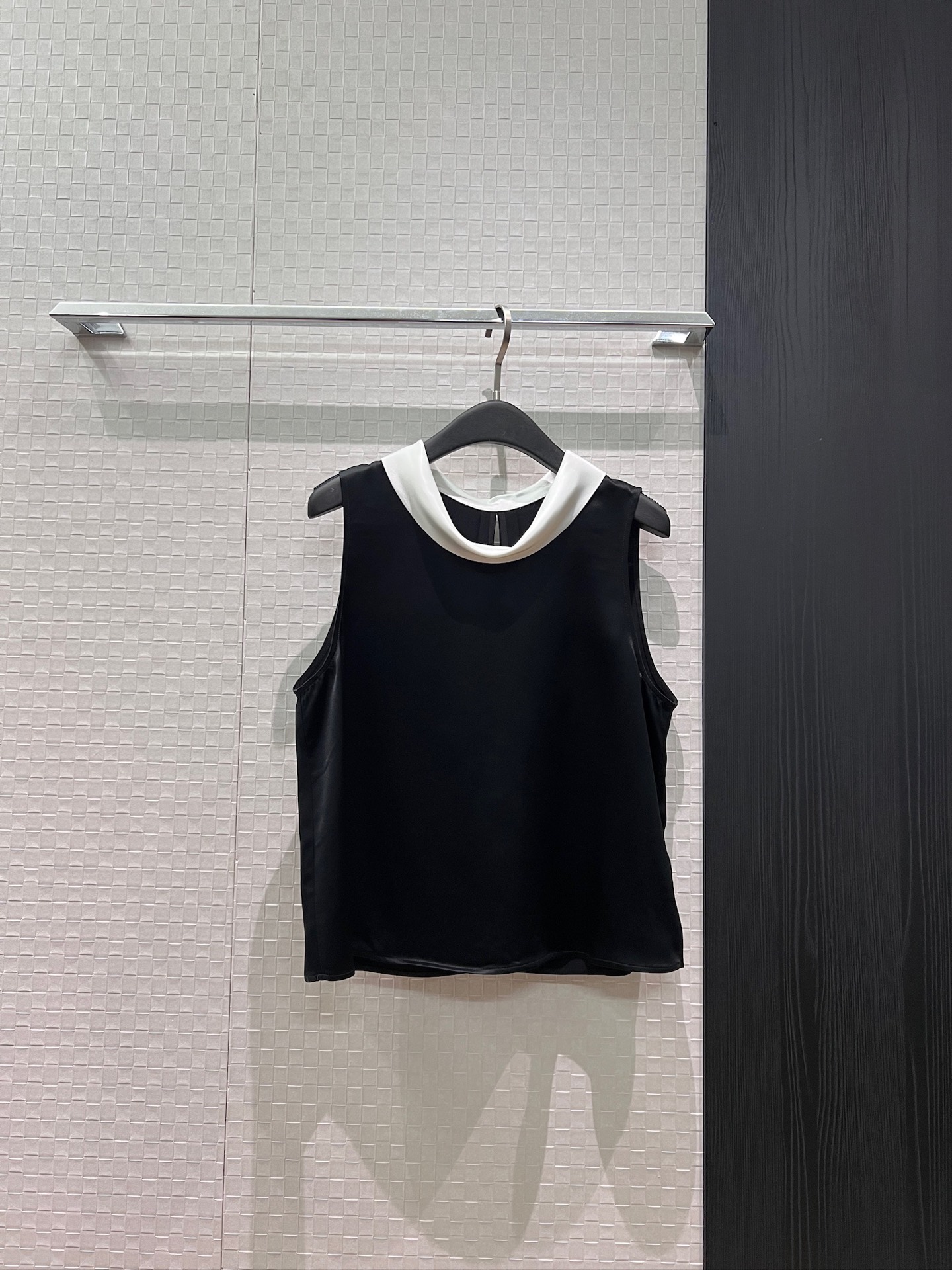 NO:889283,New minimalist contrast color collar acetate satin sleeveless vest top, simple and fashionable, versatile for commuting, temperament and age reduction SML,,19860909新款极简撞色领醋酸缎无袖背心上衣 简约时尚 通勤百搭 气质减龄SML,,,Women's clothing