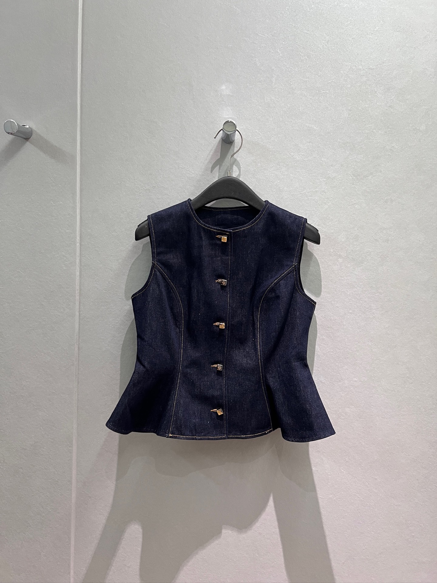 NO:889907,New style ruffled waist sleeveless denim vest top with three-dimensional cut and waist, molded hardware buckle, small leather logo label on the back to match the same style of jeans, a must-have for age reduction S-XL,,jeans,19860909新款荷叶边收腰无袖牛仔背心上衣立体剪裁收腰 开模五金扣 背后logo小皮标搭同款牛仔裤 减龄必备 S-XL,,jeans,,Women's clothing