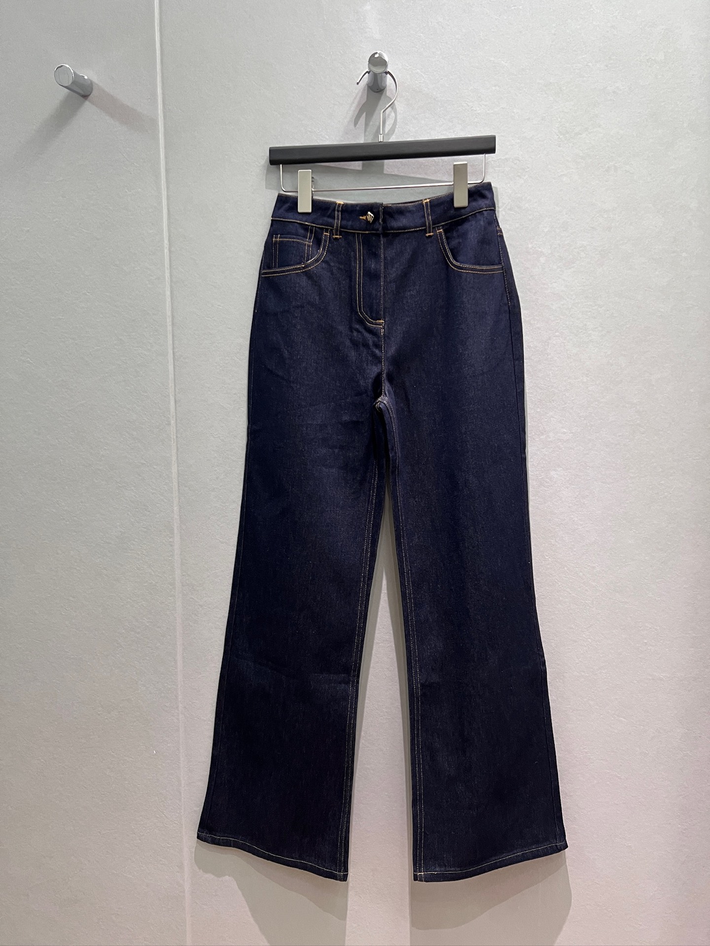 NO:889912,New simple dark blue jeans, straight-leg trousers, molded hardware buckle, logo small leather label decoration, casual and versatile S-XL,,jeans,19860909新款简约深蓝牛仔裤 直筒裤开模五金扣 logo小皮标装饰 休闲百搭S-XL,,jeans,,Women's clothing