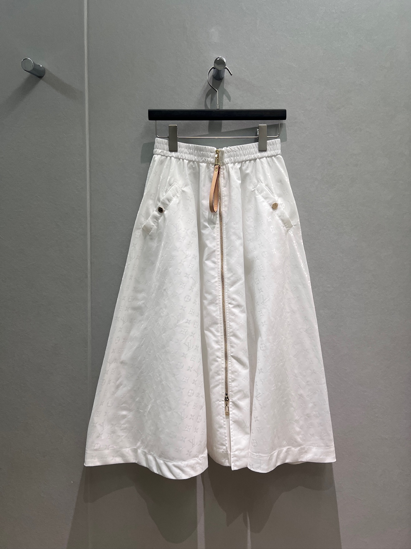 NO:889919,New pattern old pattern dark pattern white zipper elastic waist skirt A-line large swing leather drawstring double-ended zipper can be opened, pockets on both sides are simple and casual, fashionable and age-reducing S-XL,,skirts,19860909新款老花暗纹白色拉链松紧腰半裙 A字大摆皮饰拉绳 双头拉链可开叉 两侧口袋简单休闲 时尚减龄 S-XL,,skirts,,Women's clothing