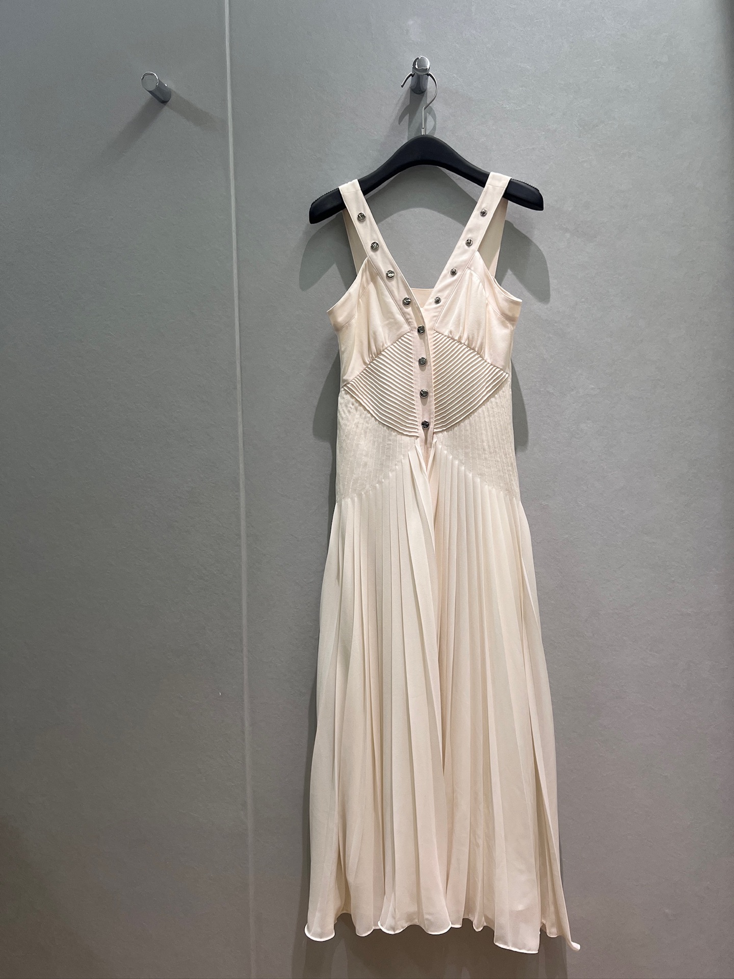 NO:889936,New French stitching pleated long skirt, suspender dress with deep V neckline that can be opened and adjusted, elegant temperament, fashionable commuter black, white, orange and pink S-XL,,skirts,19860909新款法式拼接百褶长裙 吊带连衣裙深V领口可开扣调节 优雅气质 时尚通勤黑色白色橘粉 S-XL,,skirts,,Women's clothing