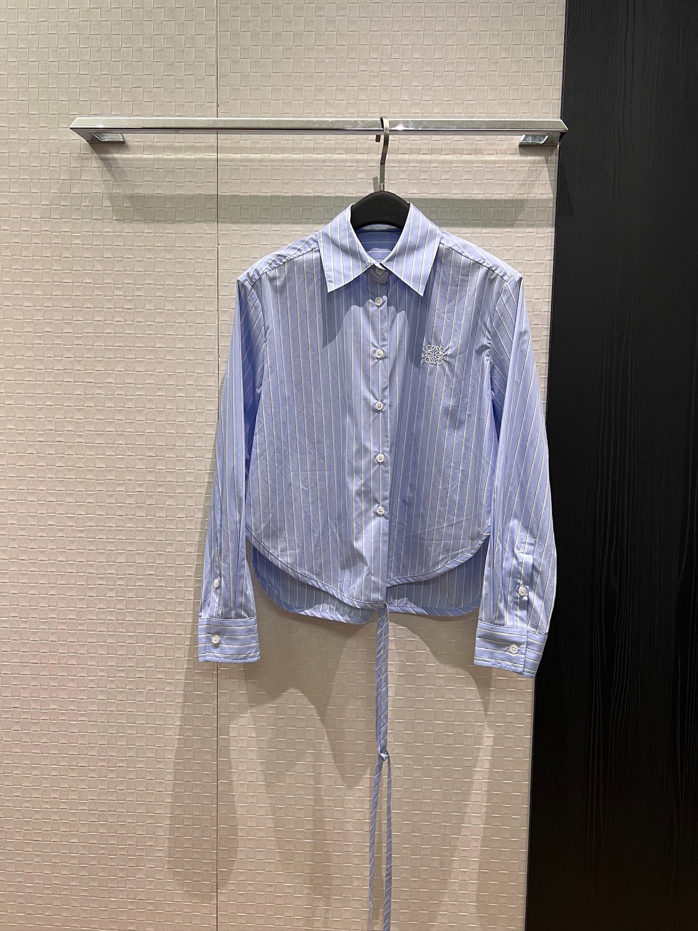 NO:889944,New embroidered loewe badge decoration, irregular strap striped shirt two-wear design, cross-tied waist, fashionable and casual, versatile for age reduction SML,,loewe,19860909新款刺绣loewe徽章装饰 不规则系带条纹衬衣两穿设计 交叉绑腰 时尚休闲 减龄百搭SML,,loewe,,Women's clothing