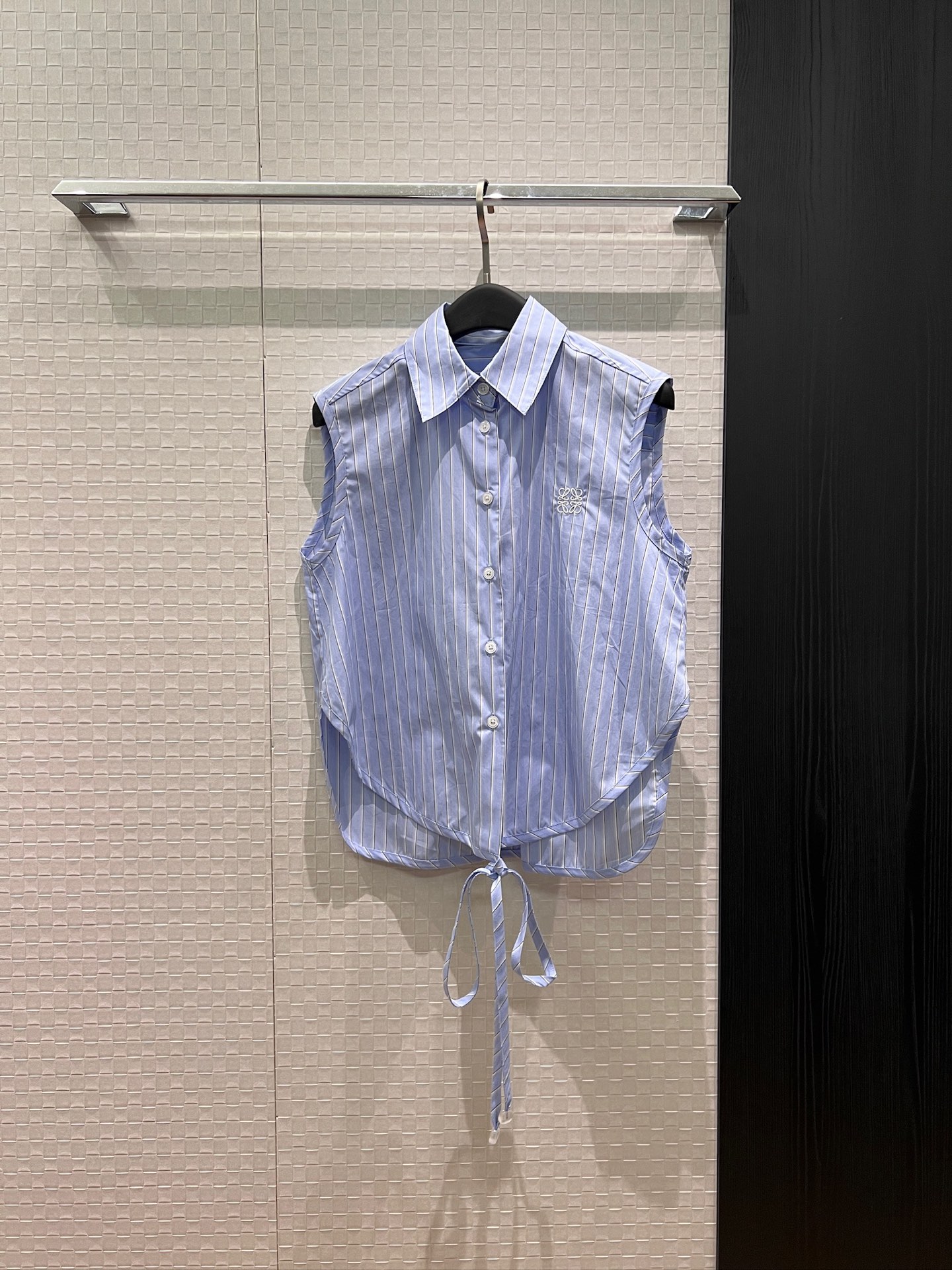 NO:889952,New embroidered Loewe badge decoration. Irregular strap striped sleeveless shirt two-wear design. Cross-tied waist. Fashionable and casual. Versatile for age reduction. SML,,loewe,19860909新款刺绣loewe徽章装饰 不规则系带条纹无袖衬衣两穿设计 交叉绑腰 时尚休闲 减龄百搭SML,,loewe,,Women's clothing
