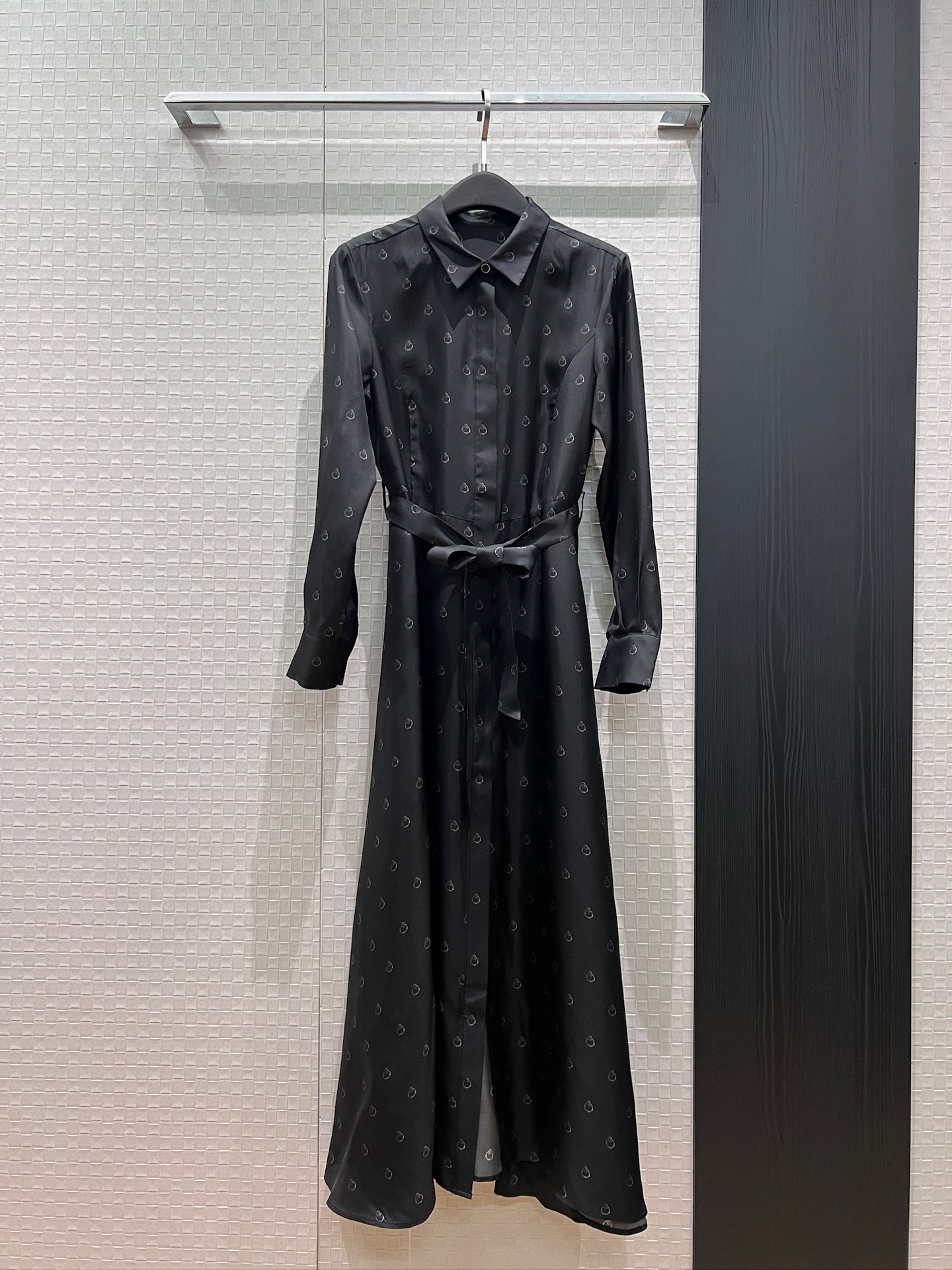 NO:890755,New simple printed black heavyweight silk twill long-sleeved dress. The long skirt is tied with a belt to tighten the waist. Slim and slim. Fashionable and versatile for commuting. A must-have for age reduction. S-XL,,skirts,real silk,19860909新款简约印花黑色重磅真丝斜纹长袖连衣裙 长裙系腰带收腰装饰 修身显瘦 时尚通勤气质百搭 减龄必备 S-XL,,skirts,real silk,,Women's clothing