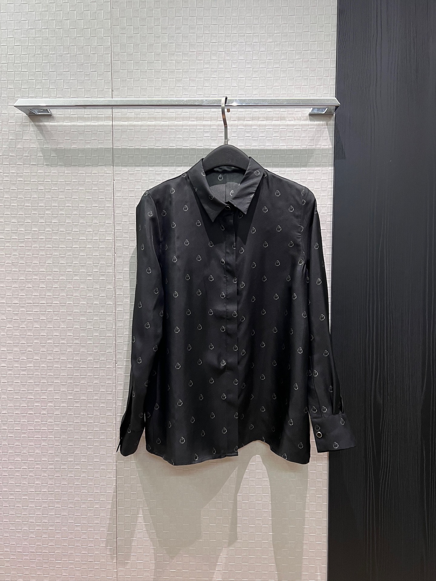 NO:890762,New simple printed black heavyweight silk twill shirt, fashionable for commuting, versatile and must-have for age reduction S-XL,,real silk,19860909新款简约印花黑色重磅真丝斜纹衬衣时尚通勤 气质百搭 减龄必备S-XL,,real silk,,Women's clothing