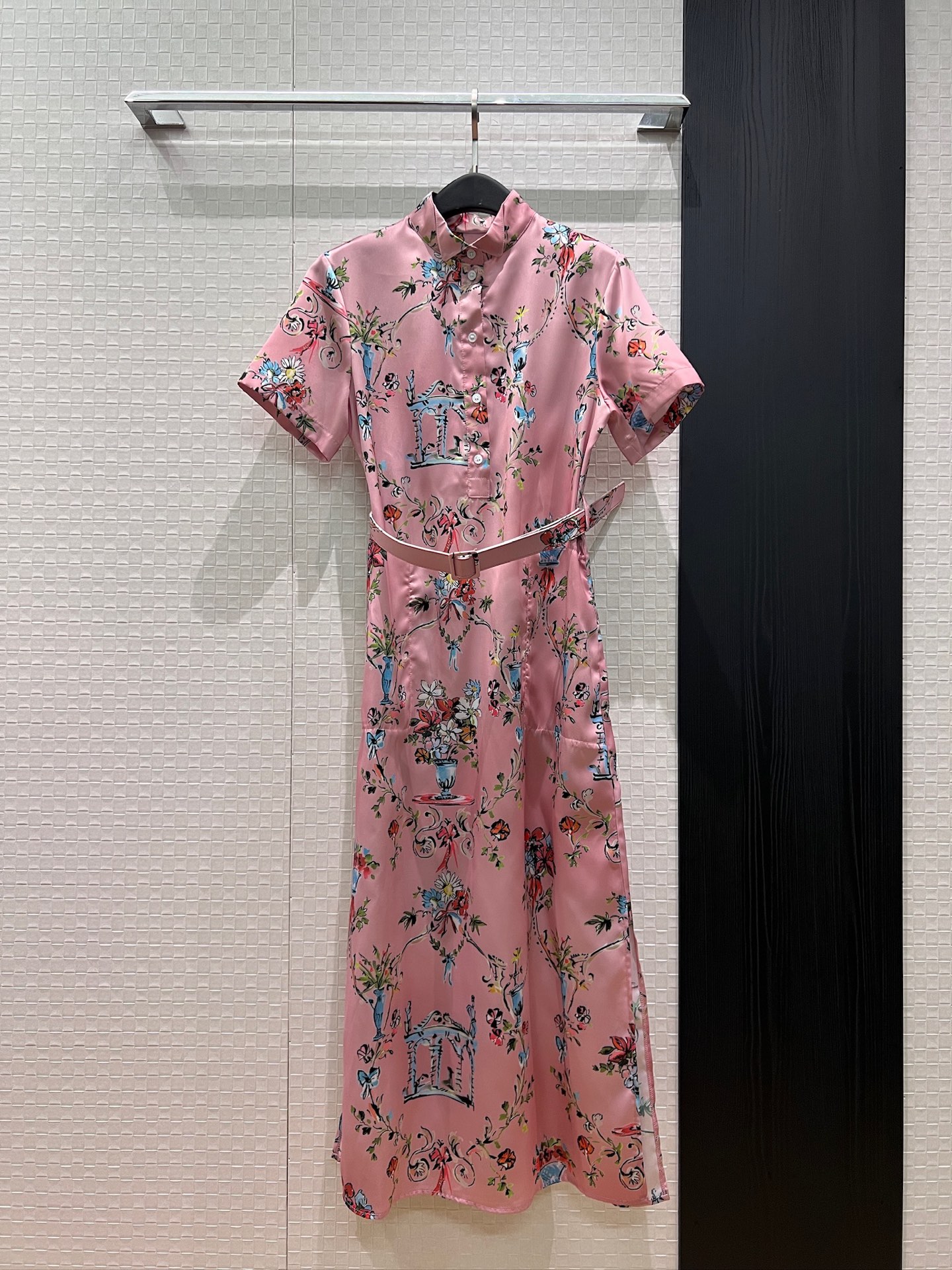 NO:890768,New retro positioning print, stand-up collar, short-sleeved long skirt, straight dress with same color belt waist decoration, slits on both sides, casual and fashionable, pockets S-XL,,skirts,T-shirt,19860909新款复古定位印花 立领短袖长裙 直筒连衣裙同色腰带收腰装饰 两侧开叉休闲时尚 有口袋 S-XL,,skirts,T-shirt,,Women's clothing