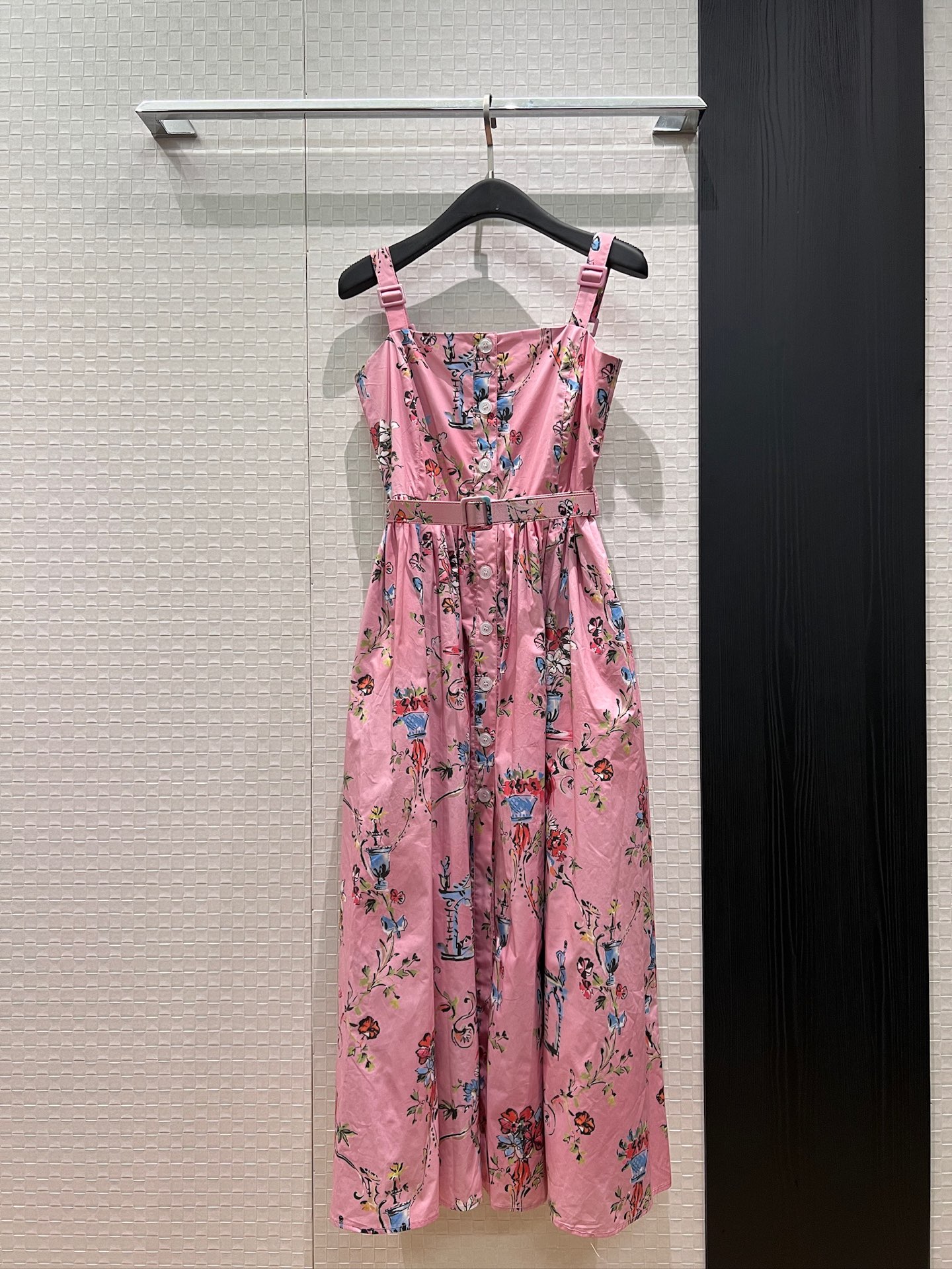 NO:890735,New positioning floral print suspender dress, button design, adjustable slits, pockets on both sides for a lazy and comfortable holiday style, age-reducing temperament S-XL,,skirts,19860909新款定位花卉印花吊带连衣裙 排扣设计 可调节开叉 两侧有口袋慵懒舒适 度假风 减龄气质S-XL,,skirts,,Women's clothing