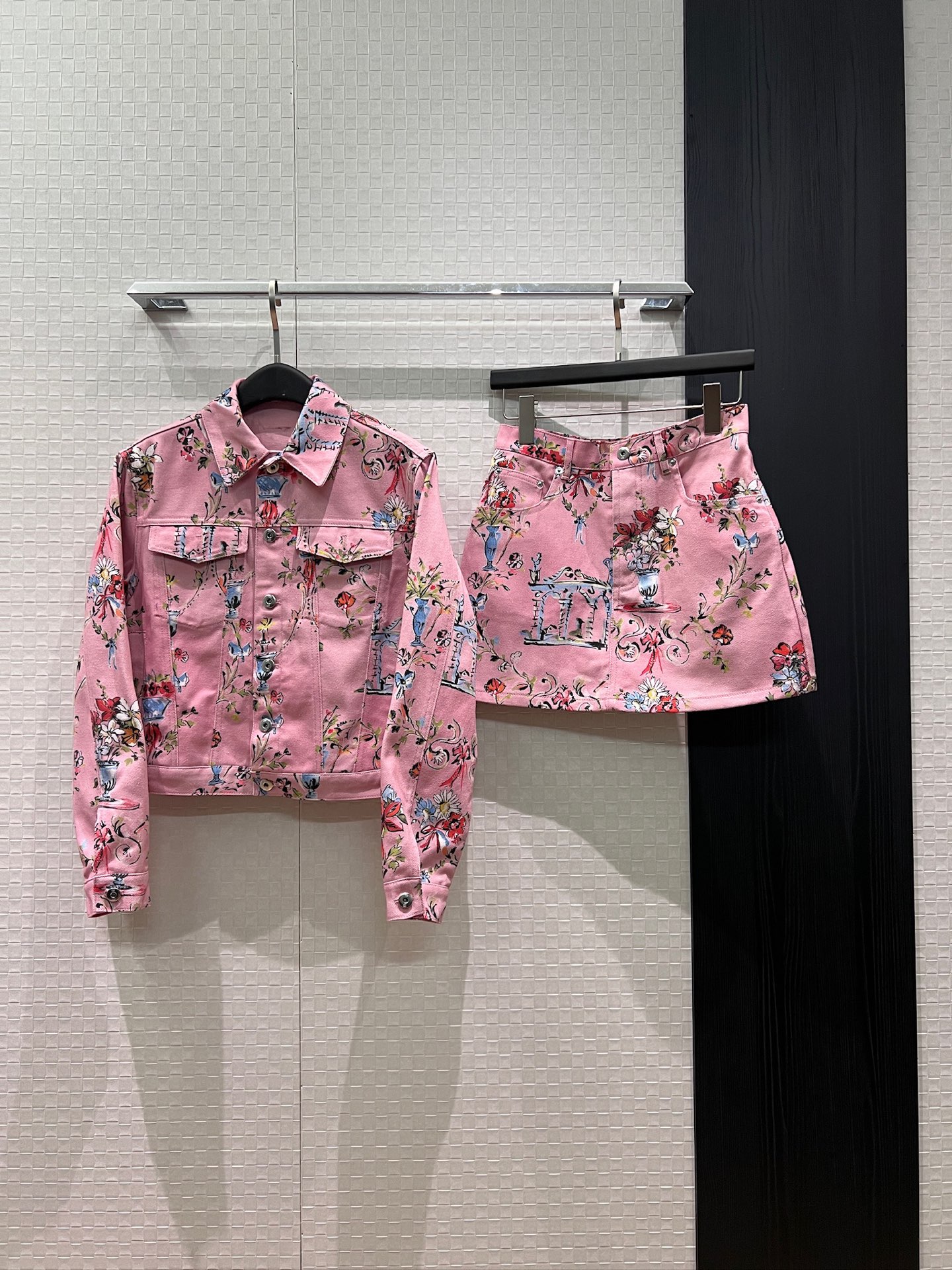 NO:890757,Jackets, skirts, new floral infiltration printed denim jackets, floral denim skirts, hardware molding, small leather label with logo on the back, fashionable and casual, versatile with personality, S-XL,,skirts,jackets & coats,19860909外套 半裙 新款花卉渗透印花牛仔外套花卉牛仔半裙五金开模 背后logo小皮标 时尚休闲 个性百搭 S-XL,,skirts,jackets & coats,,Women's clothing