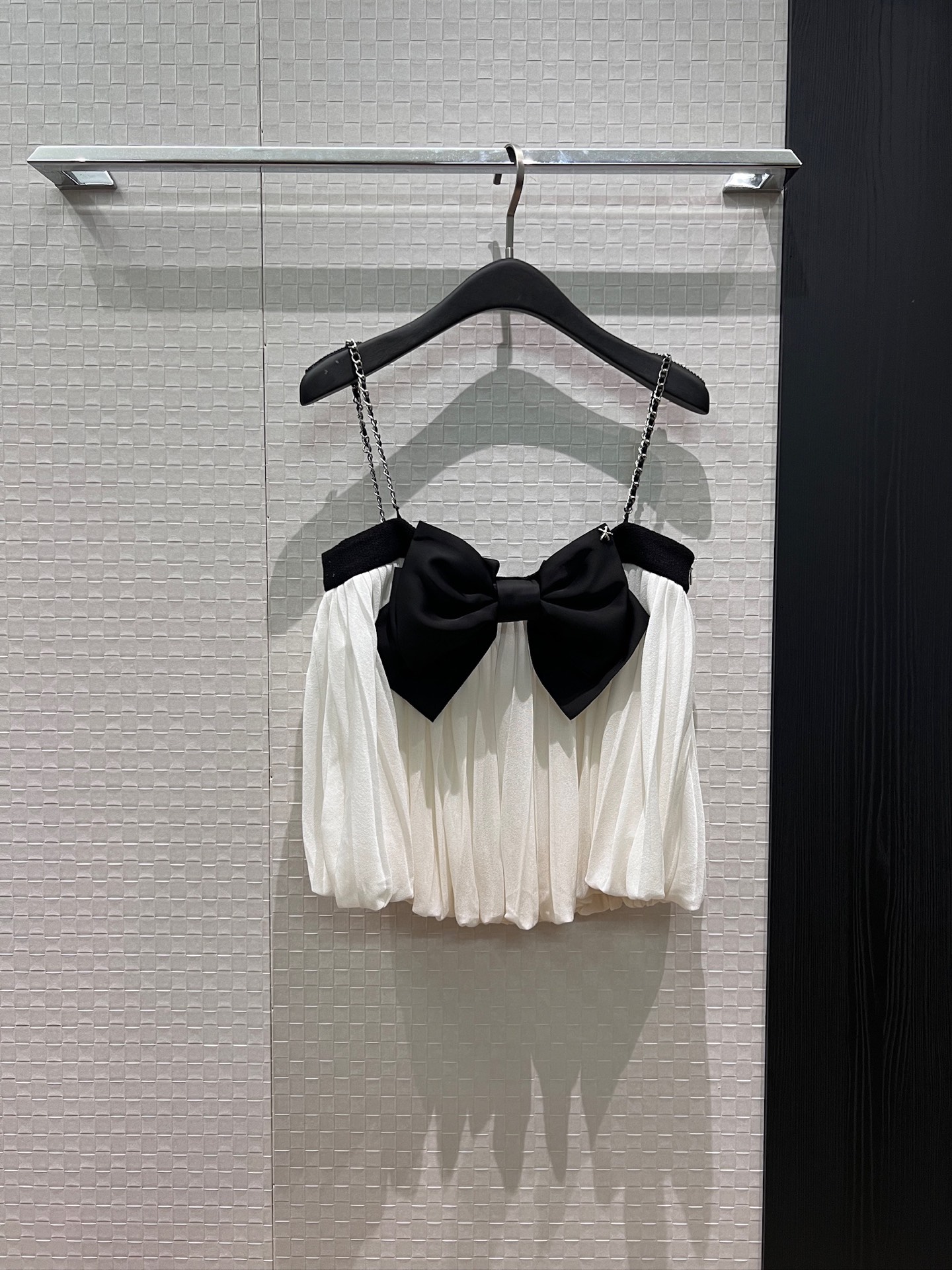 NO:890784,New chain halter top decorated with bows on the chest, cute baby vest with contrasting color splicing, floral pleated waist short style, must-have SML for age reduction,,19860909新款胸前蝴蝶结装饰链条吊带上衣 娃娃可爱背心撞色拼接 花花褶皱收腰短款 减龄必备SML,,,Women's clothing
