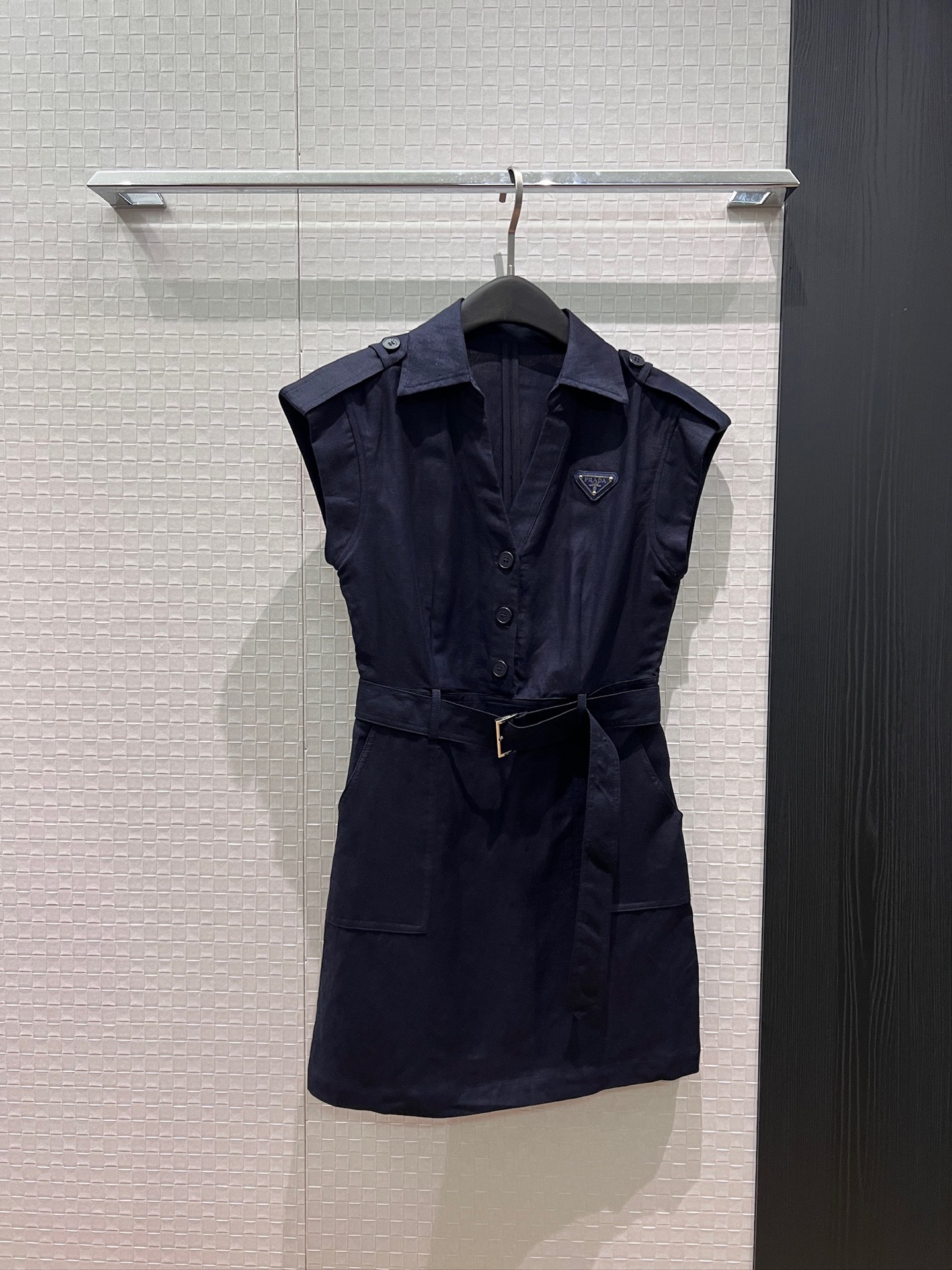NO:890769,New arrival triangle logo decoration, epaulette design, lapel, V-neck linen dress, dropped shoulders and sleeveless, belted to slim the waist, pockets on both sides, dark blue, mint green, white SML,,skirts,19860909新款来袭三角徽标装饰 肩章设计翻领V领亚麻连衣裙落肩无袖 系腰带收腰显瘦 两侧有口袋深蓝薄荷绿白色 SML,,skirts,,Women's clothing