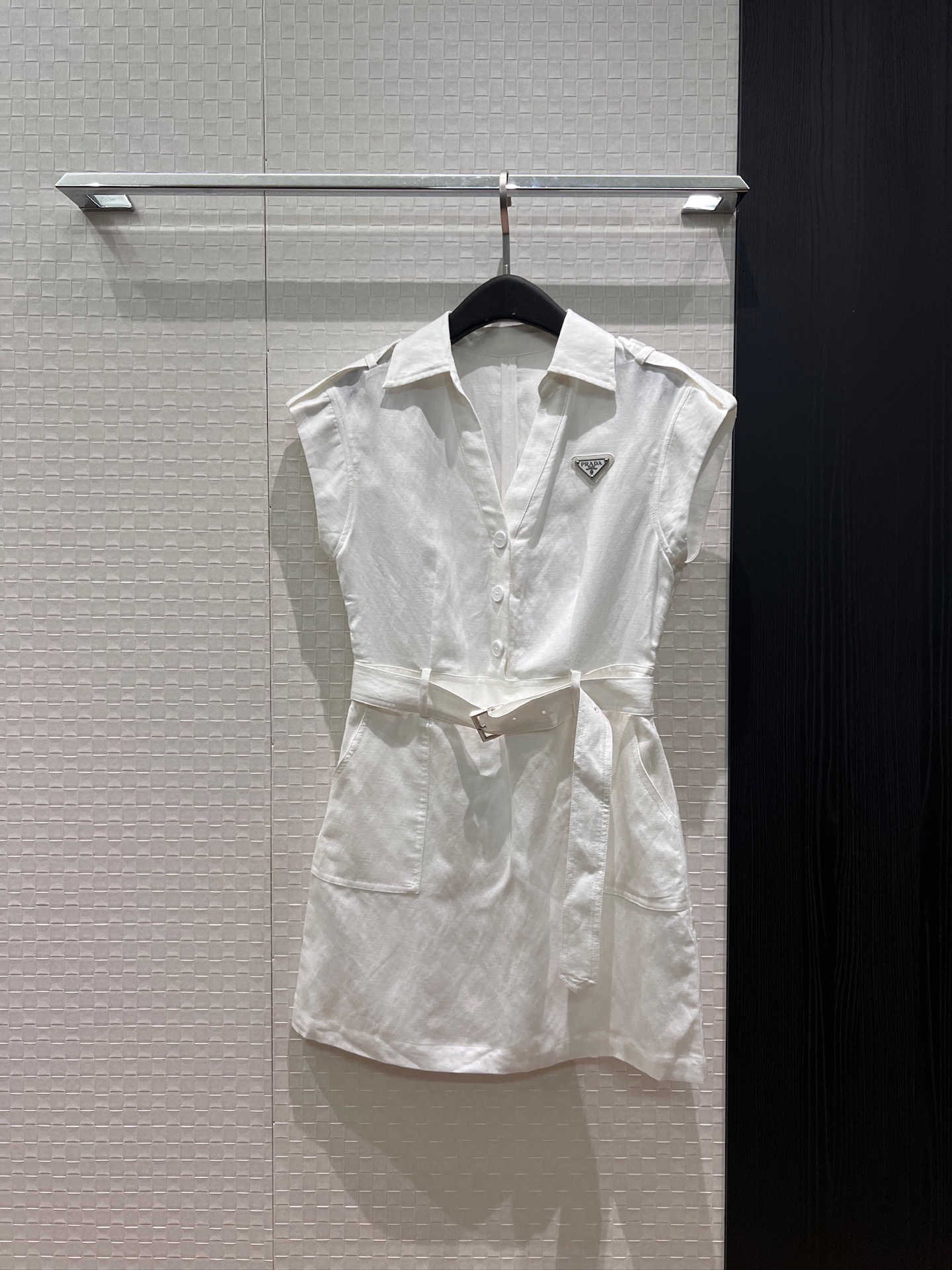 NO:890791,New arrival triangle logo decoration, epaulette design, lapel, V-neck linen dress, dropped shoulders and sleeveless, belted to slim the waist, pockets on both sides, dark blue, mint green, white SML,,skirts,19860909新款来袭三角徽标装饰 肩章设计翻领V领亚麻连衣裙落肩无袖 系腰带收腰显瘦 两侧有口袋深蓝薄荷绿白色 SML,,skirts,,Women's clothing