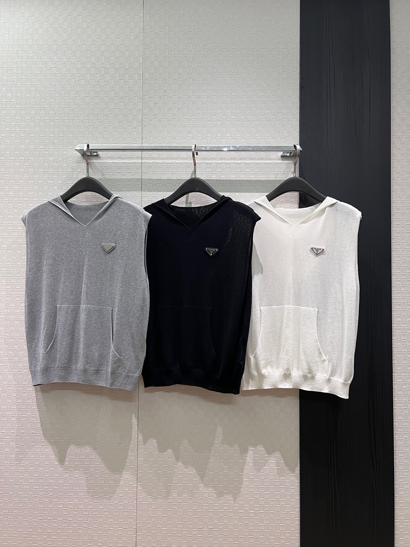 NO:890801,New triangle logo decoration, hooded casual knitted vest, lazy and loose, versatile in black, white and gray for all ages SML,,hats,19860909新款三角徽标装饰 连帽休闲针织马甲背心慵懒宽松 减龄百搭黑白灰 SML,,hats,,Women's clothing