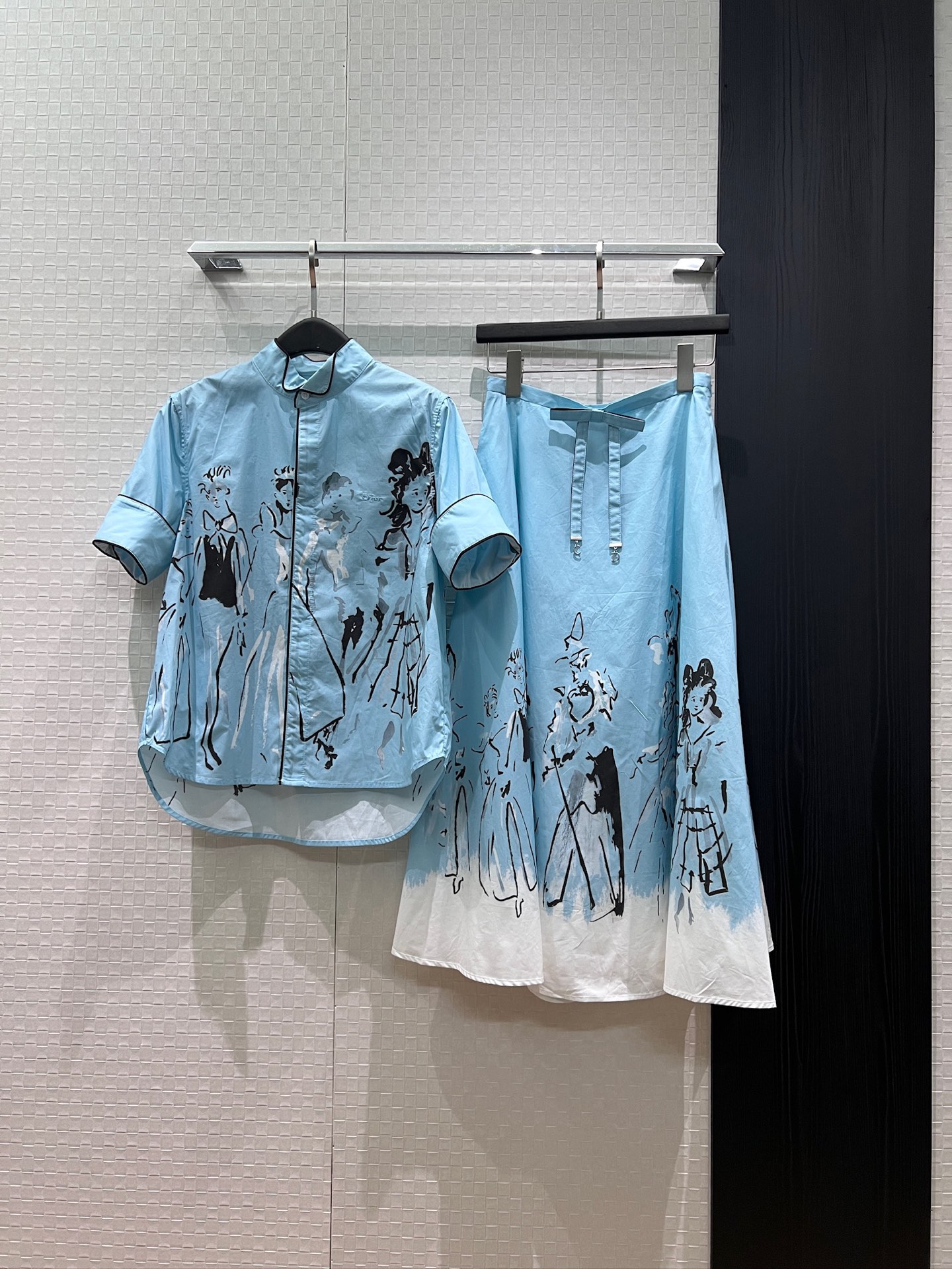 NO:891375,Shirt, skirt, new small lapel, hand-painted printed short-sleeved shirt, CD bow, A-line umbrella skirt, skirt with pockets on both sides, top short in front and long in back, can be worn as one set or separately S-XL,,skirts,T-shirt,19860909衬衣 半裙 新款小翻领手绘印花短袖衬衣CD蝴蝶结A字伞裙半裙 两侧有口袋 上衣前短后长可一套或分开搭 S-XL,,skirts,T-shirt,,Women's clothing