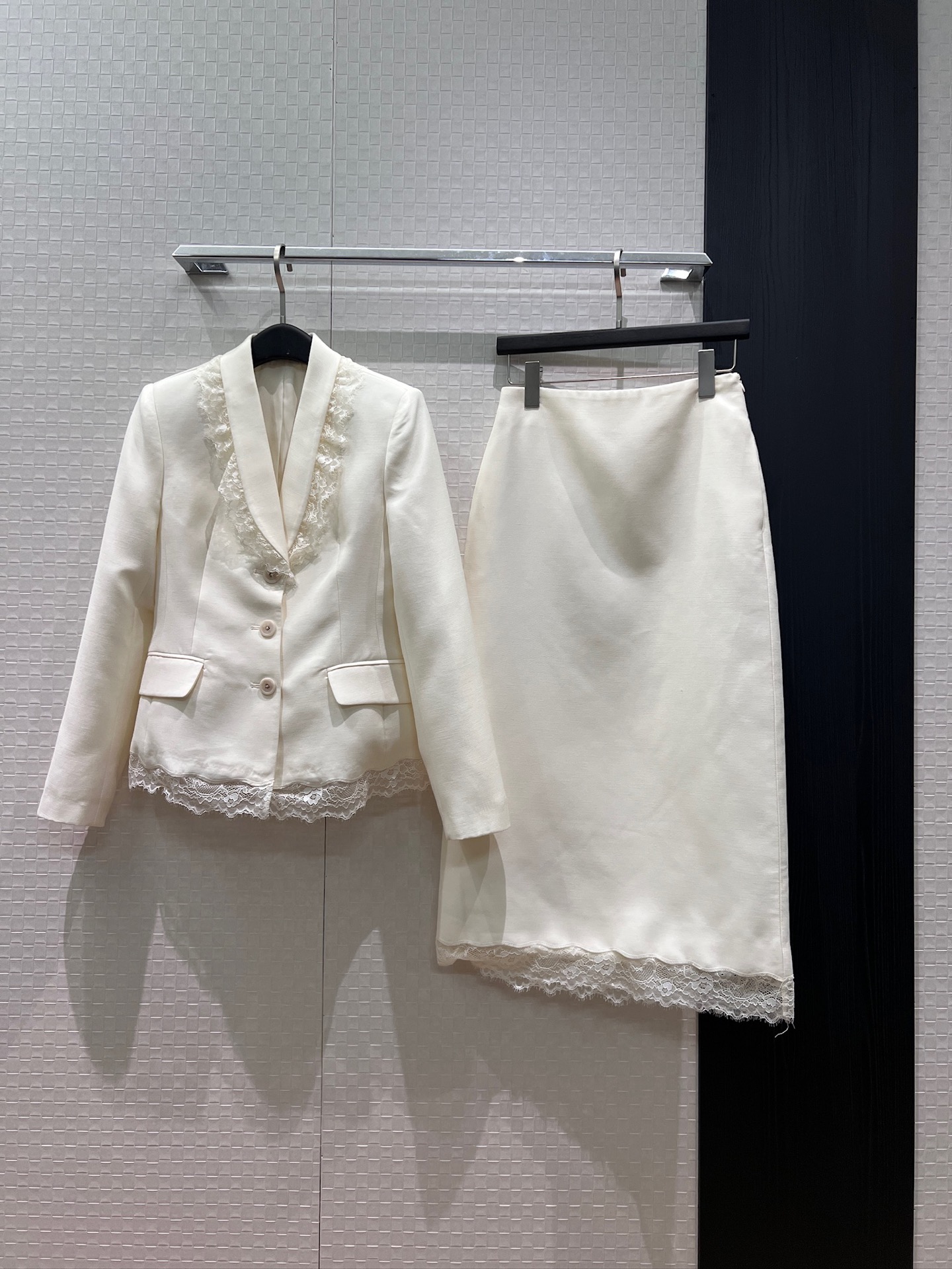 NO:891373,Jacket p skirt New heavy-duty French splicing lace waisted suit jacket lace hip-covering long skirt Pockets on both sides Ladylike temperament Ladies must-have black and white S-XL,,skirts,jackets & coats,business suit,19860909外套 p半裙 新款重工法式拼接蕾丝边收腰西装外套蕾丝边包臀长半裙 两侧有口袋 名媛气质 淑女必备黑色白色 S-XL,,skirts,jackets & coats,business suit,,Women's clothing