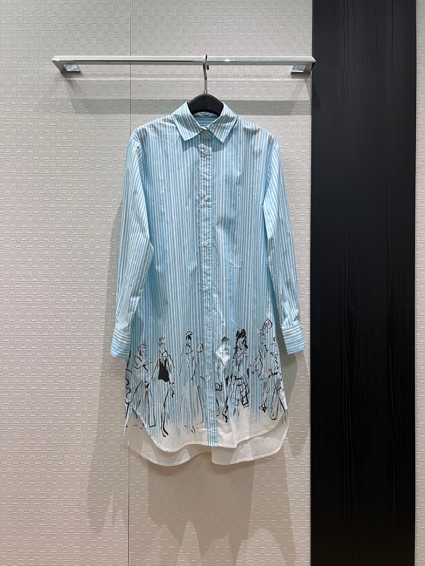 NO:891378,New style for lazy vacation, striped hand-painted printed classic lapel long shirt, sun protection shirt, embroidered logo letters on the hem, short front and long back cotton print, fashionable and casual, can be worn with the same skirt S-XL,,skirts,19860909新款度假慵懒 条纹手绘印花经典翻领长款衬衣 防晒衫 下摆刺绣logo字母 前短后长棉质印花 时尚休闲 可搭同款半裙S-XL,,skirts,,Women's clothing