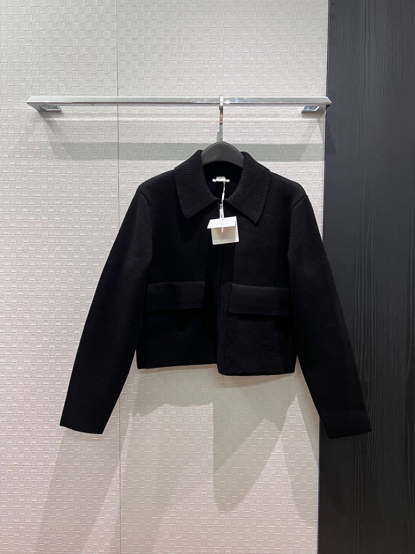 NO:891386,New style lapel zipper short wool knitted jacket with pockets and leather decoration on both sides. Simple and casual. Fashionable and versatile. Black and white. SML,,jackets & coats,19860909新款翻领拉链短款羊毛针织外套两侧口袋拼皮装饰 简约休闲 时尚百搭黑色白色 SML,,jackets & coats,,Women's clothing