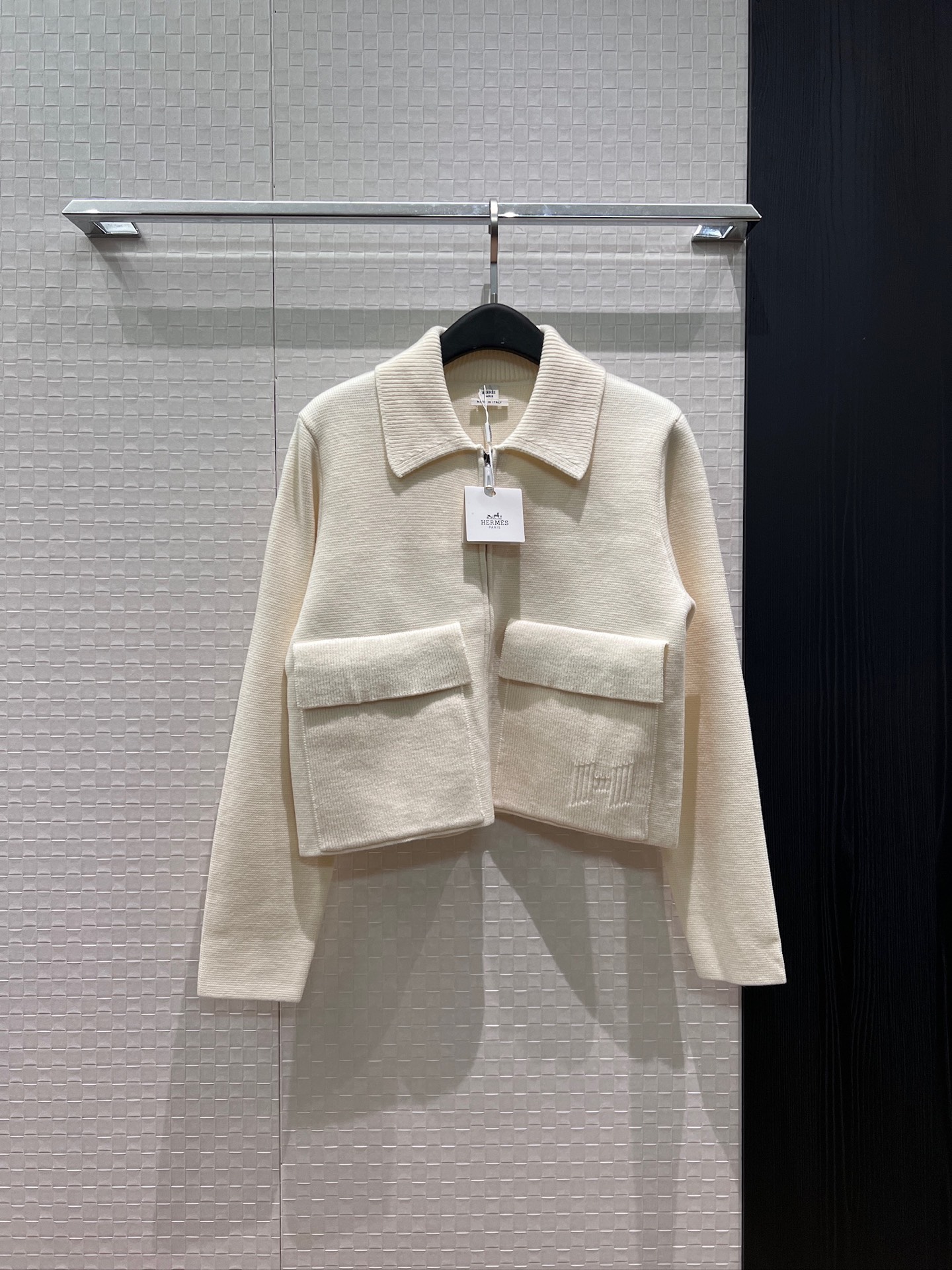 NO:891388,New style lapel zipper short wool knitted jacket with pockets and leather decoration on both sides. Simple and casual. Fashionable and versatile. Black and white. SML,,jackets & coats,19860909新款翻领拉链短款羊毛针织外套两侧口袋拼皮装饰 简约休闲 时尚百搭黑色白色 SML,,jackets & coats,,Women's clothing