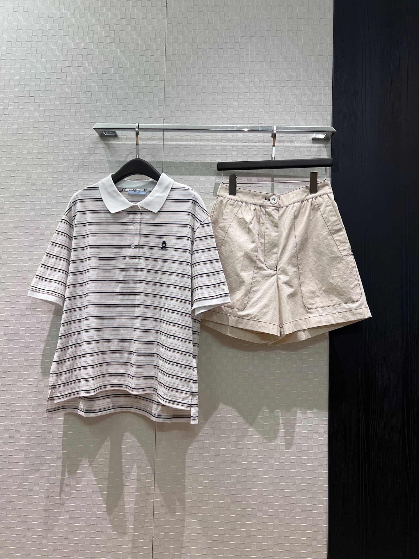 NO:891392,New Yang Mi's same style, embroidered logo on the chest, lapel striped polo shirt, high-waisted casual wide-leg shorts, loose boyfriend style, short front hem, long back elastic waist, cotton and linen wide legs, college style, versatile and age-reducing, tops 82350230 shorts, shorts, tees, t-shirt,19860909新款杨幂同款 胸前刺绣logo徽标装饰 翻领条纹polo衫T恤高腰休闲阔腿短裤 宽松男朋友风 下摆前短后长松紧腰 棉麻阔腿 学院风 百搭减龄 上衣82350230 短裤,,shorts,tees，t-shirt,,Women's clothing