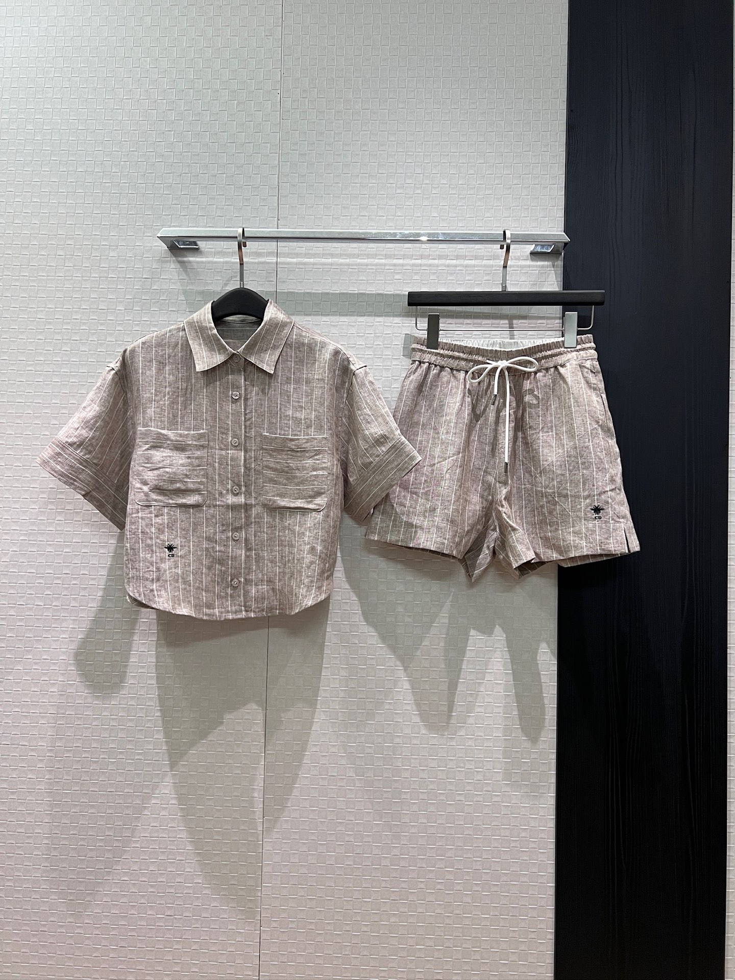 NO:891377,New arrival cd little bee embroidery decoration striped linen suit dropped shoulder lapel short-sleeved shirt elastic waist wide leg shorts old money style casual age reduction SML, shorts, T-shirt,19860909新款来袭cd小蜜蜂刺绣装饰 条纹亚麻套装落肩翻领短袖衬衣松紧腰阔腿短裤 老钱风 休闲减龄 SML,,shorts,T-shirt,,Women's clothing