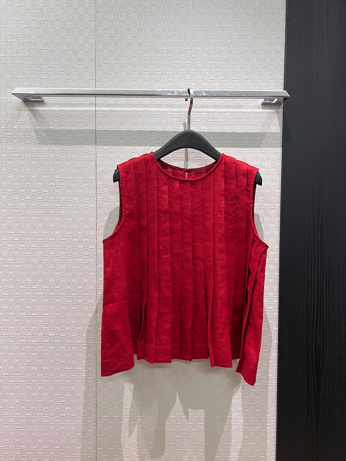 NO:891381,New striped and pleated linen sleeveless vest top. A-line doll version with heavy craftsmanship design. Simple and versatile. Must-have red and white for age reduction. SML,,19860909新款打条压褶亚麻无袖背心上衣 A字娃娃版型重工艺设计 简单百搭 减龄必备红色白色 SML,,,Women's clothing