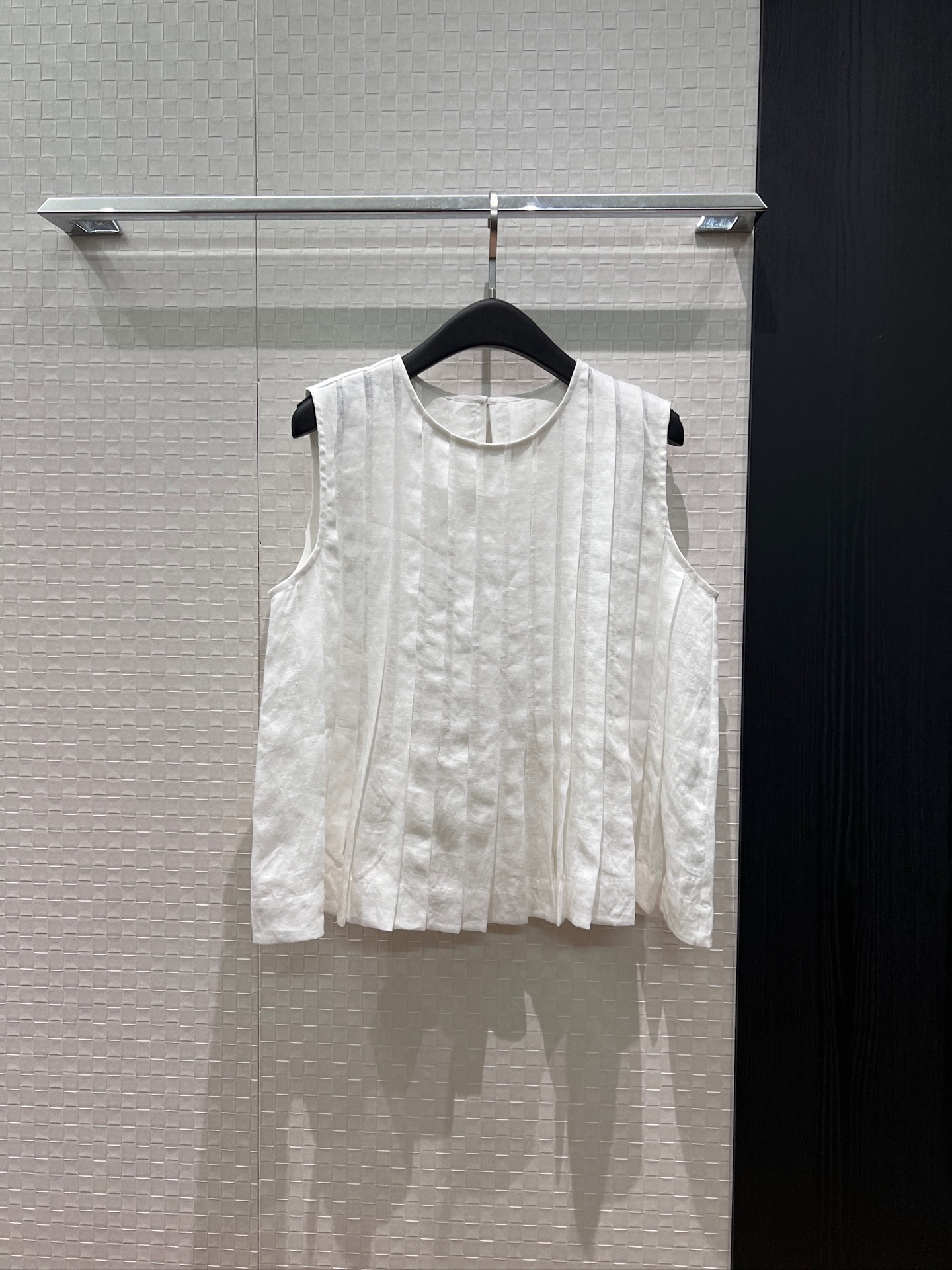 NO:891385,New striped and pleated linen sleeveless vest top. A-line doll version with heavy craftsmanship design. Simple and versatile. Must-have red and white for age reduction. SML,,19860909新款打条压褶亚麻无袖背心上衣 A字娃娃版型重工艺设计 简单百搭 减龄必备红色白色 SML,,,Women's clothing