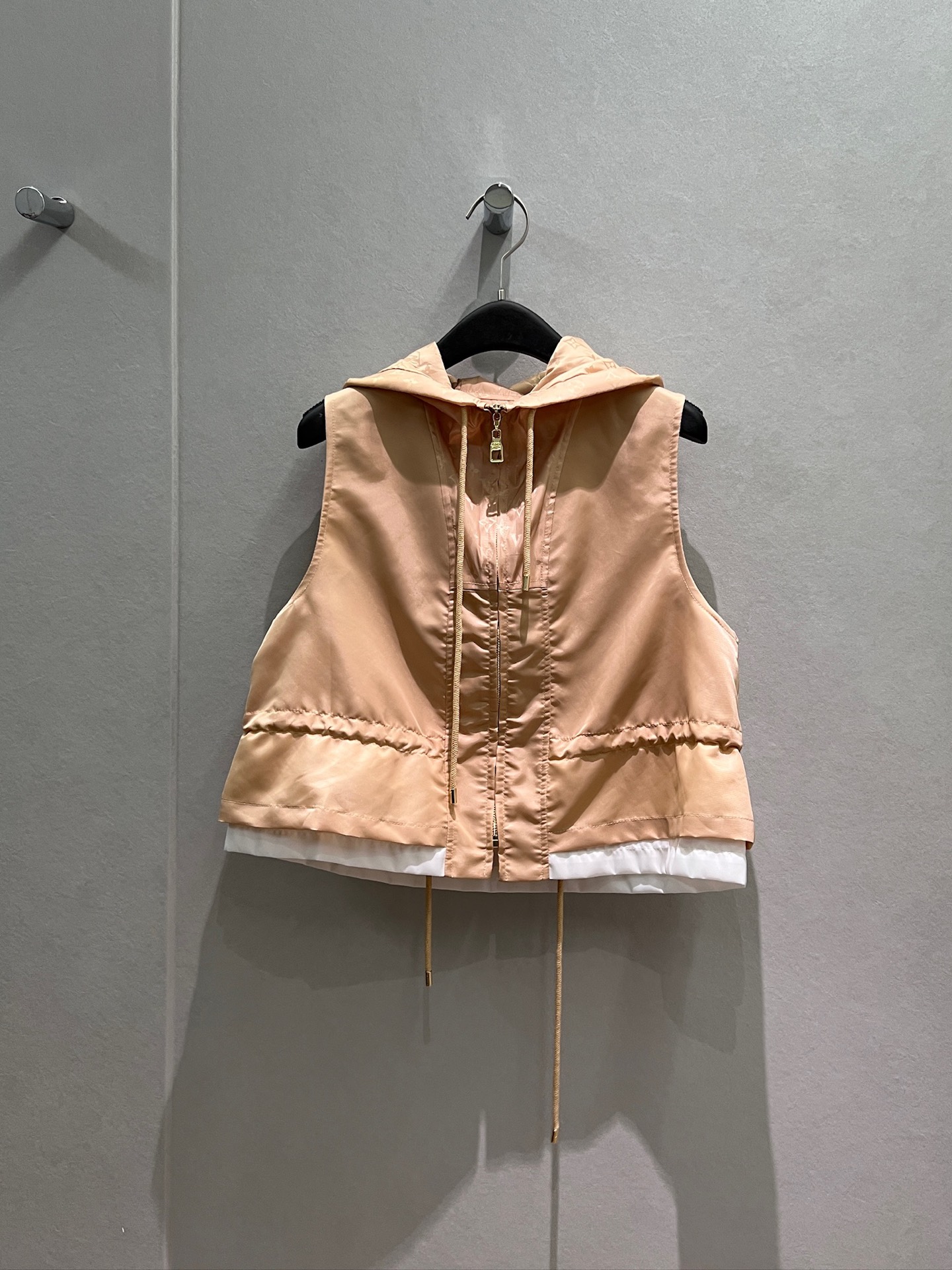 NO:891797,New fake two-piece spliced ​​hooded vest top with drawstring waist design for casual age reduction S-XL,,hats,19860909新款假两件拼接连帽马甲上衣 抽绳收腰设计休闲减龄 S-XL,,hats,,Women's clothing