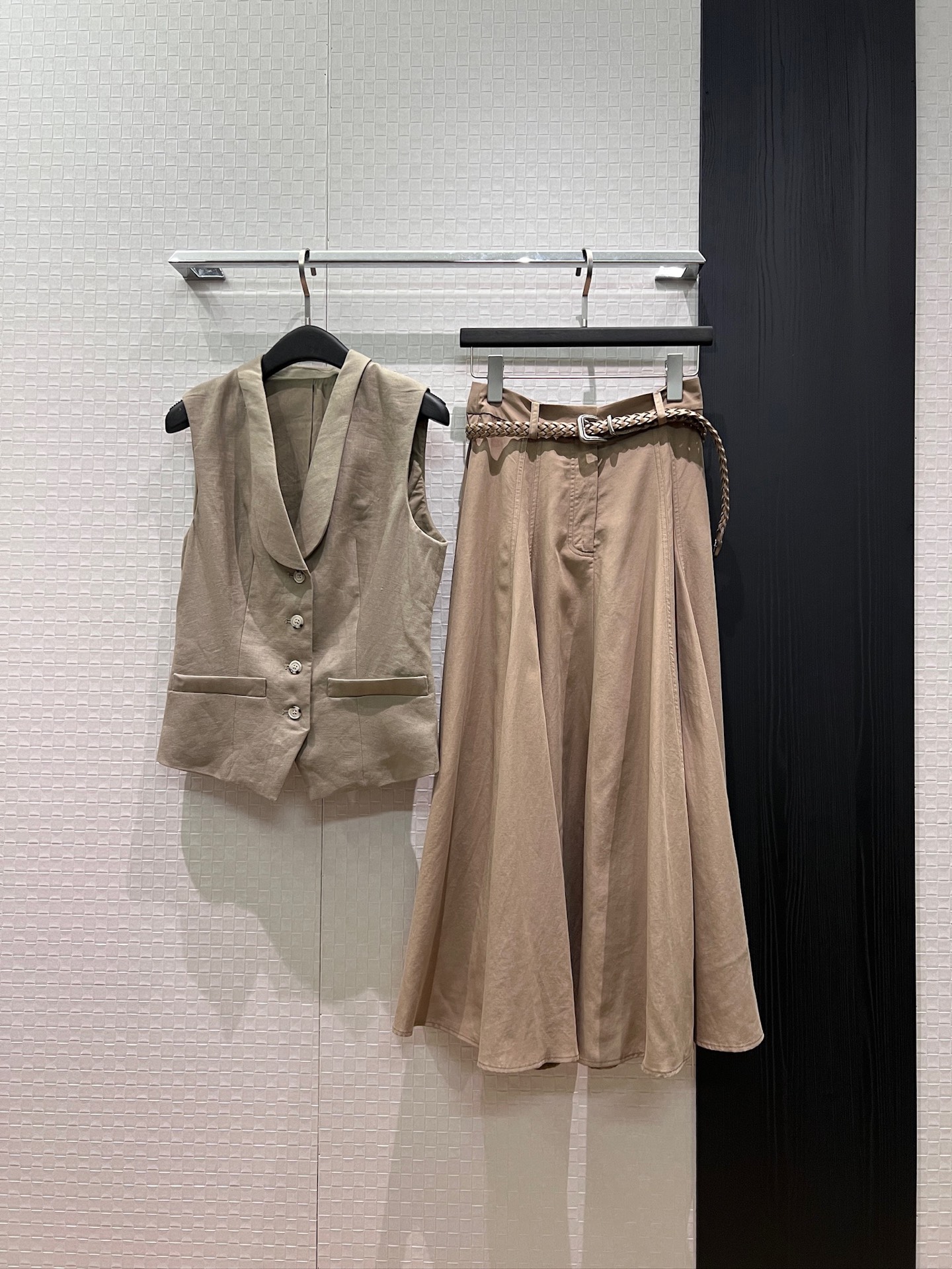 NO:891811,Tops, skirts, new green fruit collar linen vest, sleeveless tops, woven belt decoration, splicing design, oversized skirt, simple and fashionable, slim temperament, versatile for commuting SML,,skirts,19860909上衣 半裙 新款青果领亚麻马甲无袖上衣编织腰带装饰 拼接设计超大摆半裙 简约时尚 气质修身通勤百搭 SML,,skirts,,Women's clothing