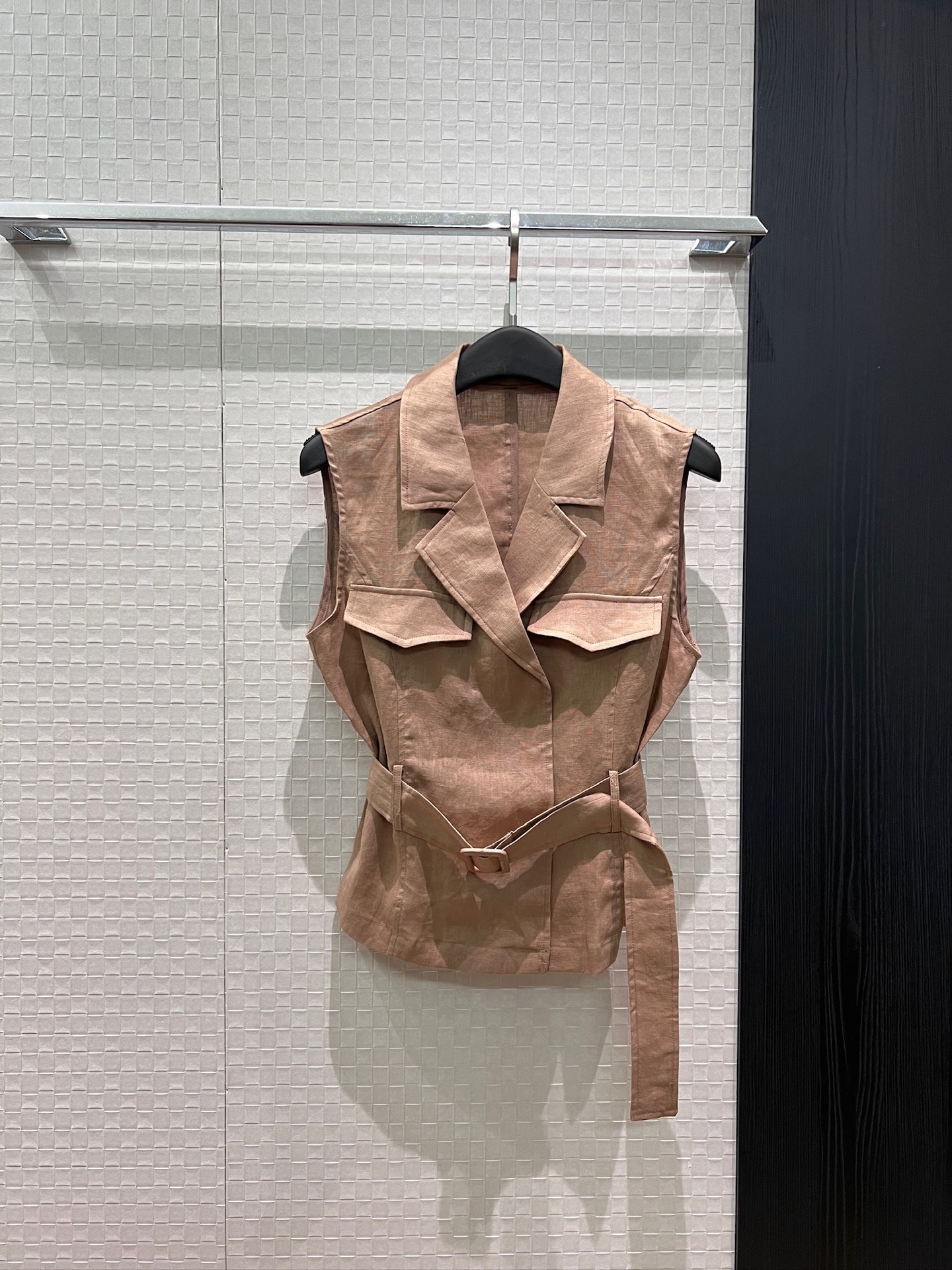 NO:892077,New style suit collar, double-breasted concealed buttoned linen vest top with belt decoration, waist slimming, chest splicing flap pockets for smart commuting, age-reducing temperament, khaki white SML,,business suit,19860909新款西装领双排暗扣亚麻马甲上衣系腰带装饰 收腰显瘦 胸前拼接翻盖口袋干练通勤 气质减龄 卡其白色 SML,,business suit,,Women's clothing