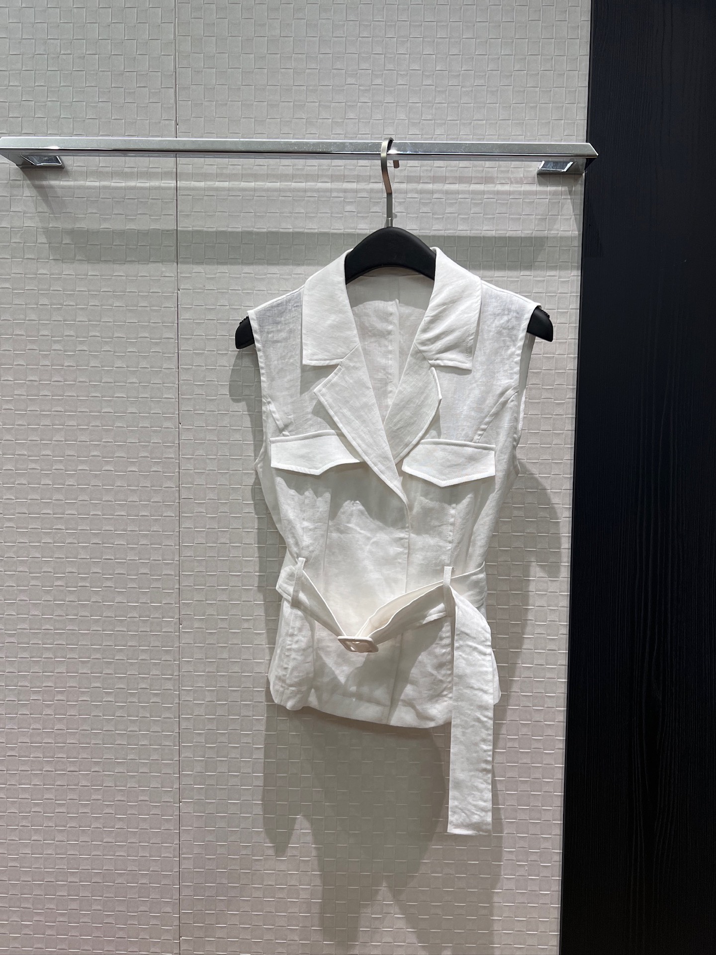 NO:892081,New style suit collar, double-breasted concealed buttoned linen vest top with belt decoration, waist slimming, chest splicing flap pockets for smart commuting, age-reducing temperament, khaki white SML,,business suit,19860909新款西装领双排暗扣亚麻马甲上衣系腰带装饰 收腰显瘦 胸前拼接翻盖口袋干练通勤 气质减龄 卡其白色 SML,,business suit,,Women's clothing