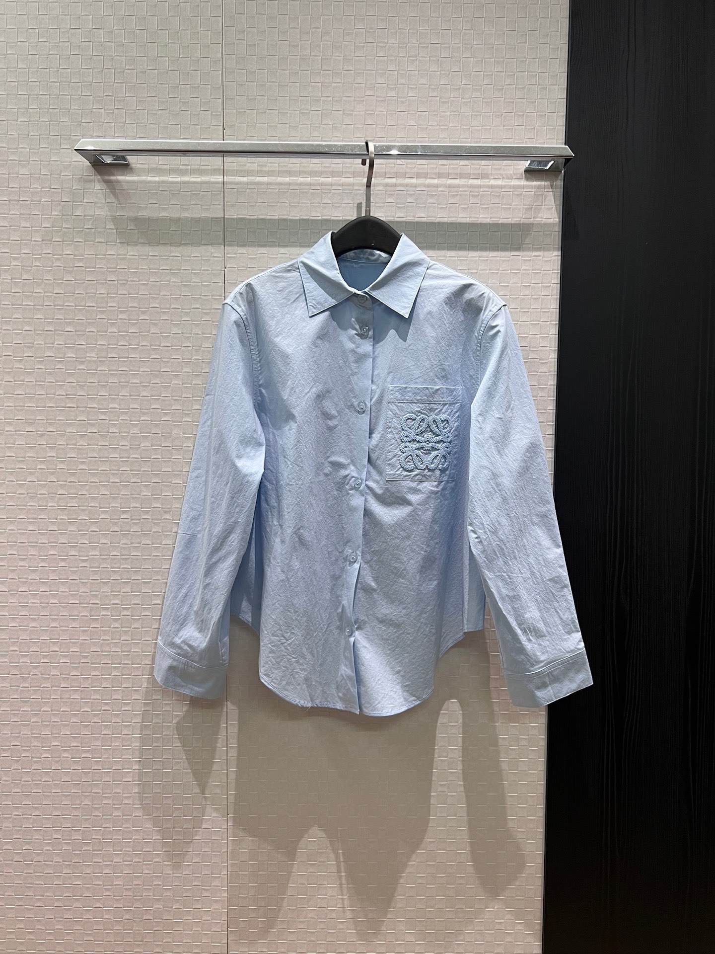 NO:892070,New arrival Loewe simple irregular hem long-sleeved shirt with embroidered logo on the chest and pocket decoration loose splicing ruffles on the back long at the front and short at the back to reduce age and versatile blue and white SML,,loewe,19860909新款来袭Loewe 简约不规则下摆长袖衬衣胸前刺绣logo徽标口袋装饰 背后宽松拼接荷叶边 前长后短减龄百搭 蓝色白色 SML,,loewe,,Women's clothing